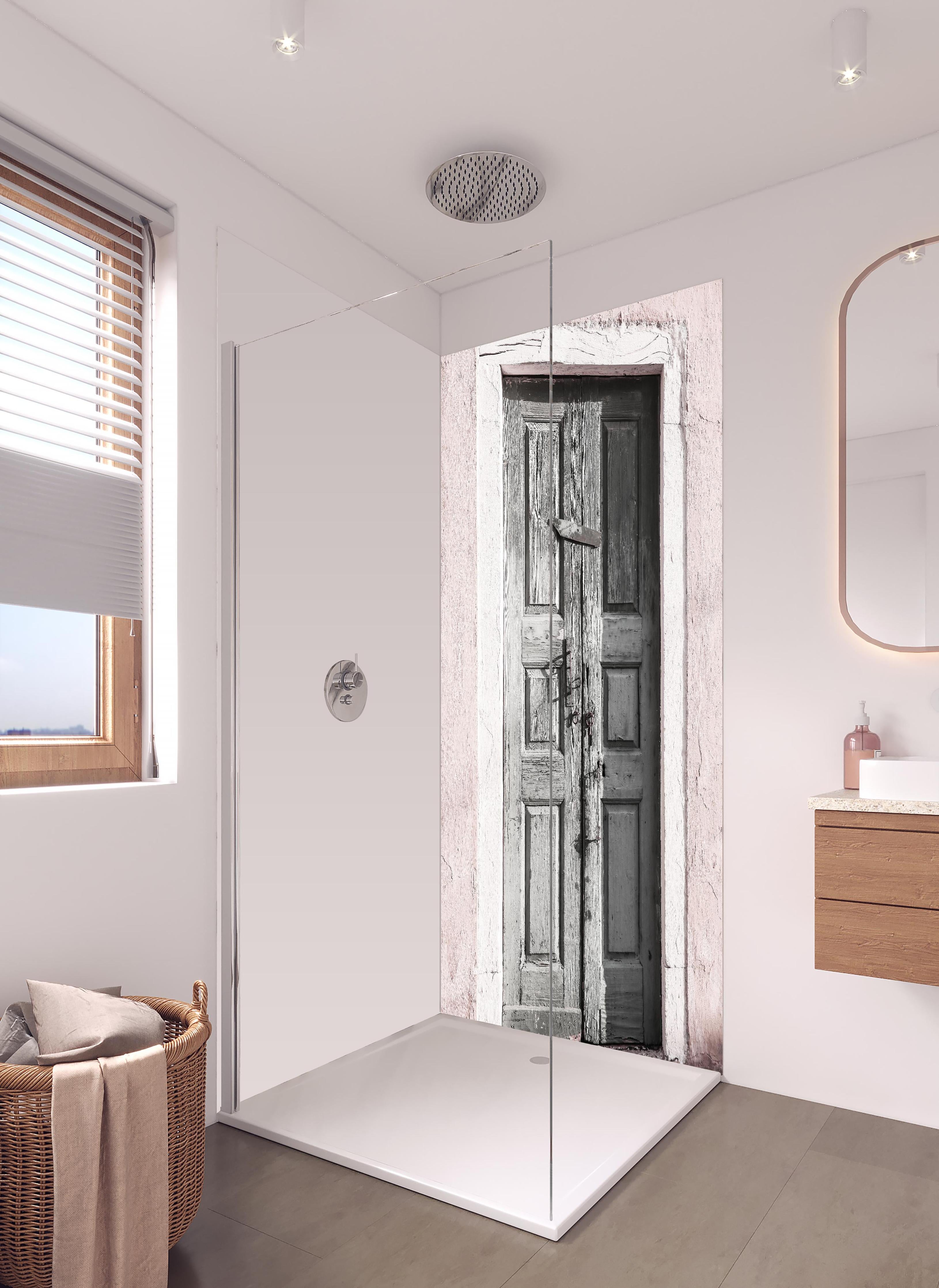 Duschrückwand - Historische Tür in hellem Badezimmer mit Regenduschkopf - zweiteilige Eck-Duschrückwand