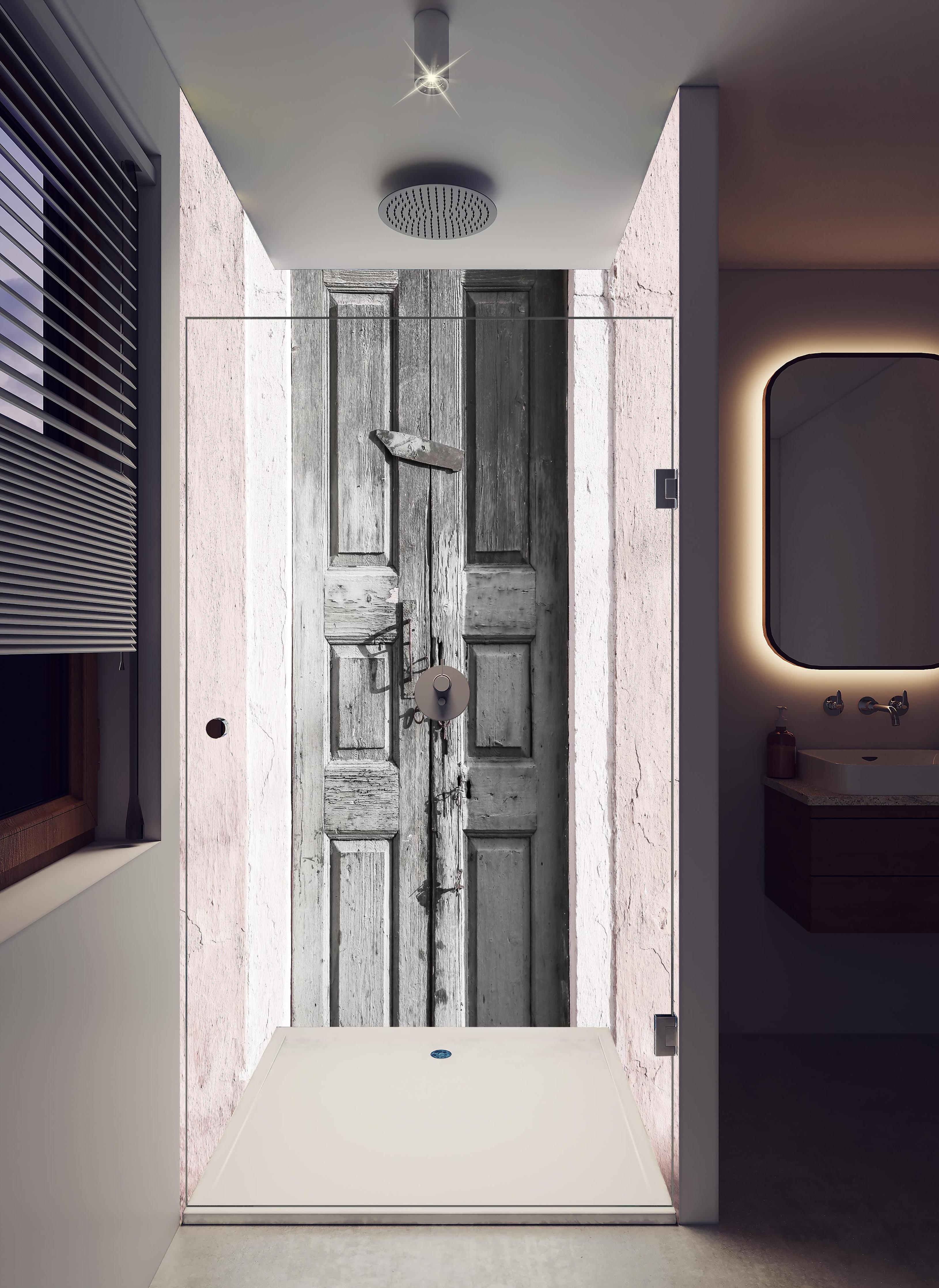 Duschrückwand - Historische Tür in hellem Badezimmer mit Regenduschkopf - zweiteilige Eck-Duschrückwand
