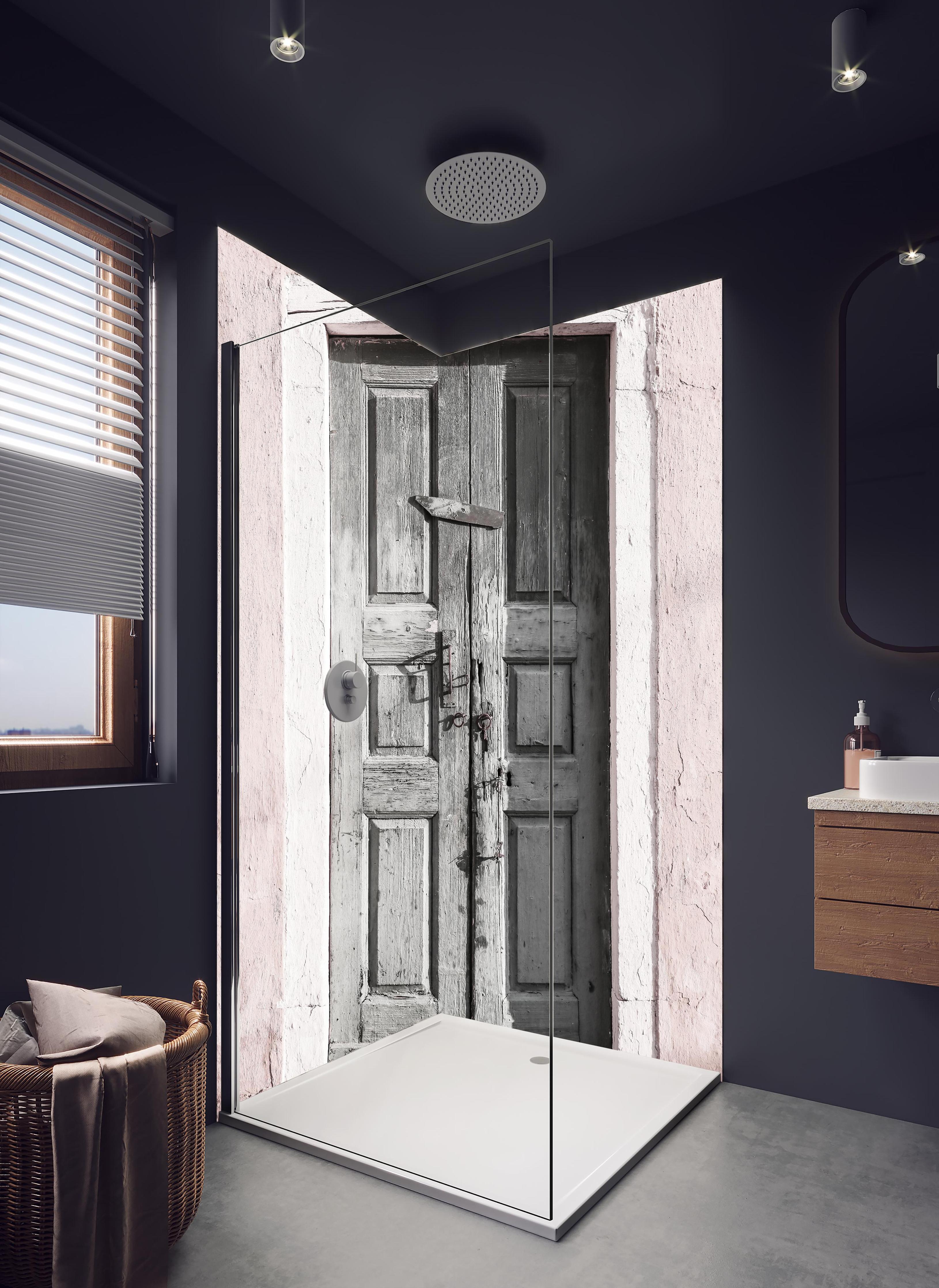 Duschrückwand - Historische Tür in hellem Badezimmer mit Regenduschkopf - zweiteilige Eck-Duschrückwand