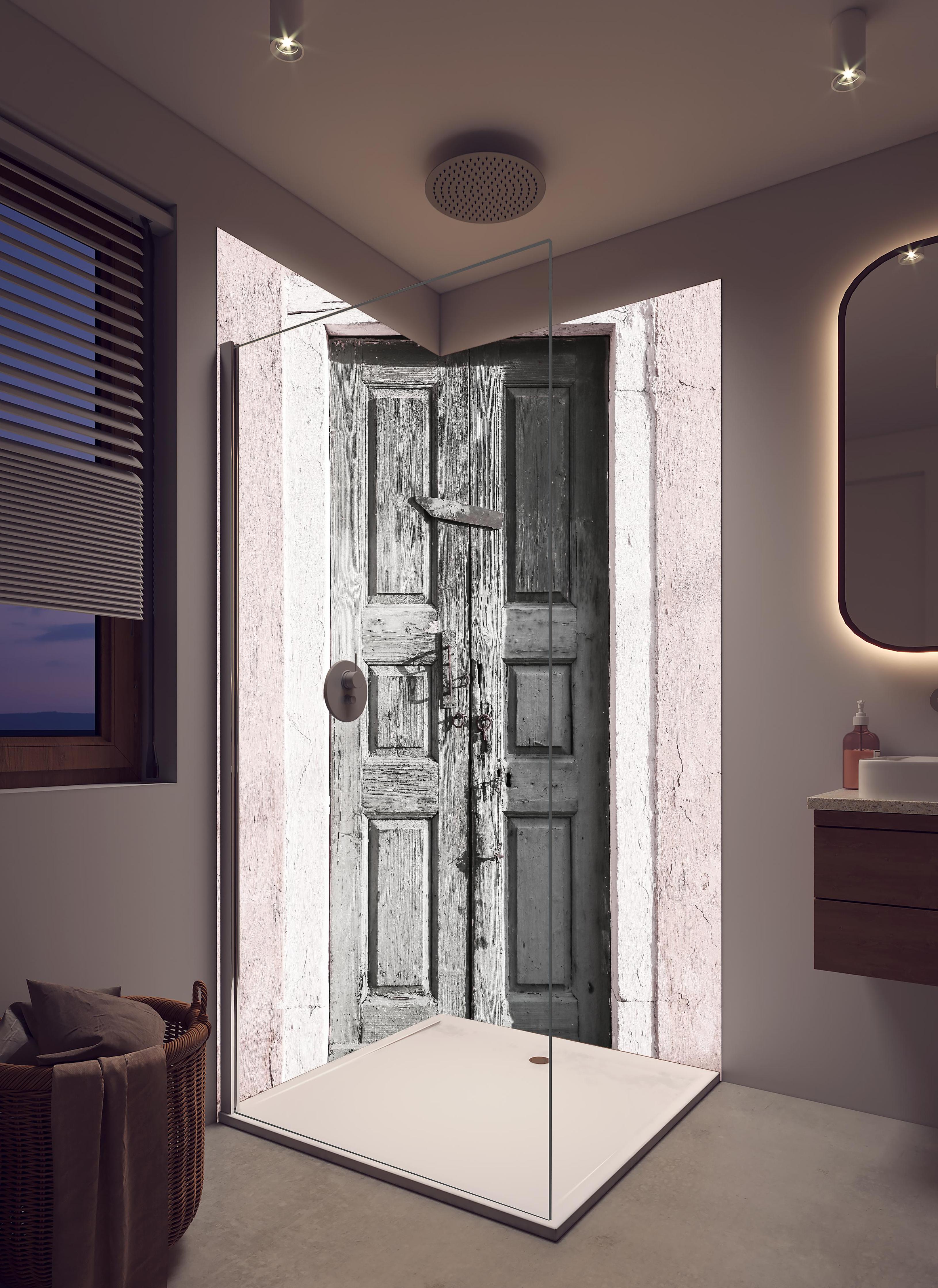 Duschrückwand - Historische Tür in hellem Badezimmer mit Regenduschkopf - zweiteilige Eck-Duschrückwand