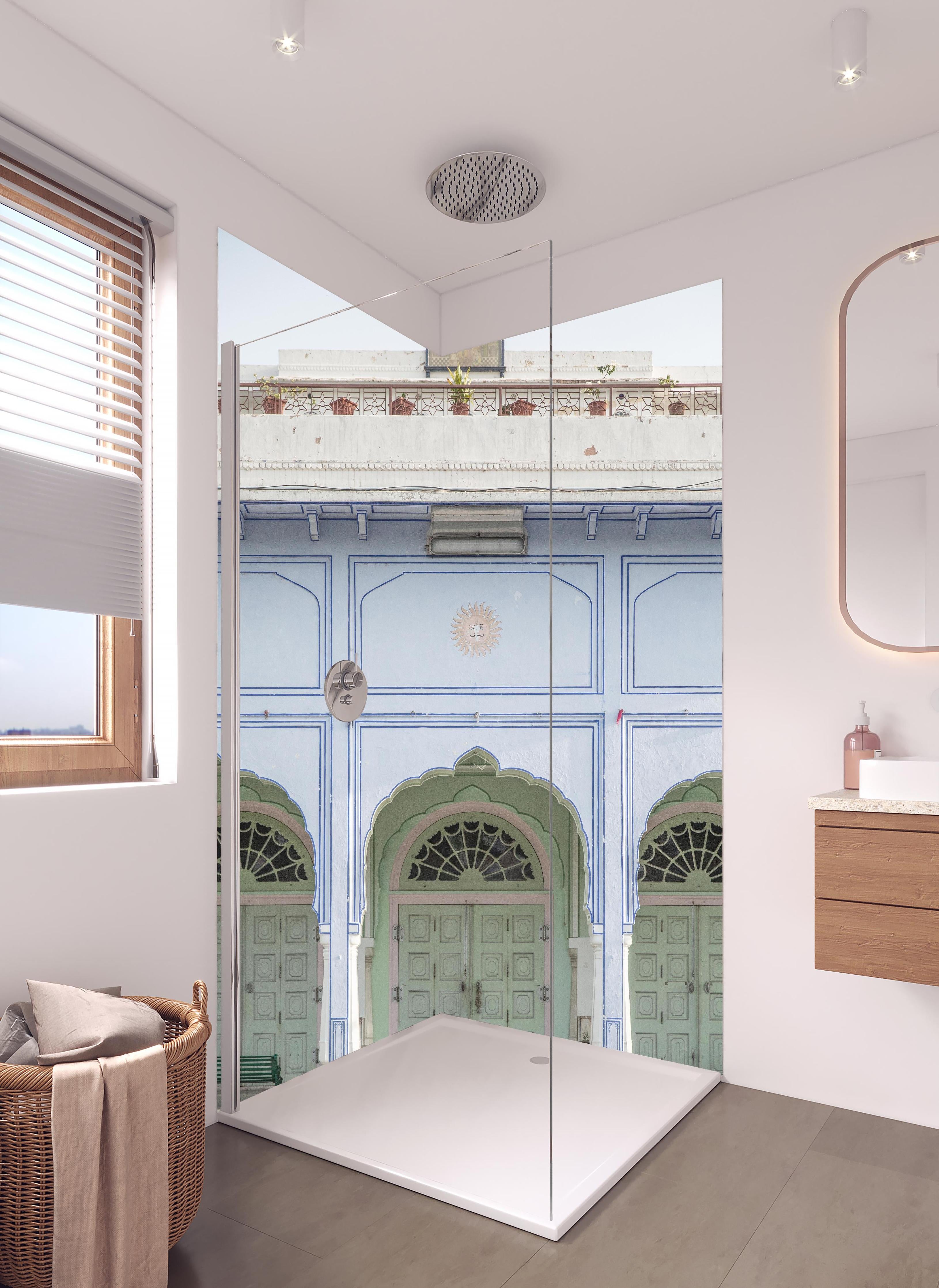 Duschrückwand - Historischer Palast - Eingang in hellem Badezimmer mit Regenduschkopf - zweiteilige Eck-Duschrückwand