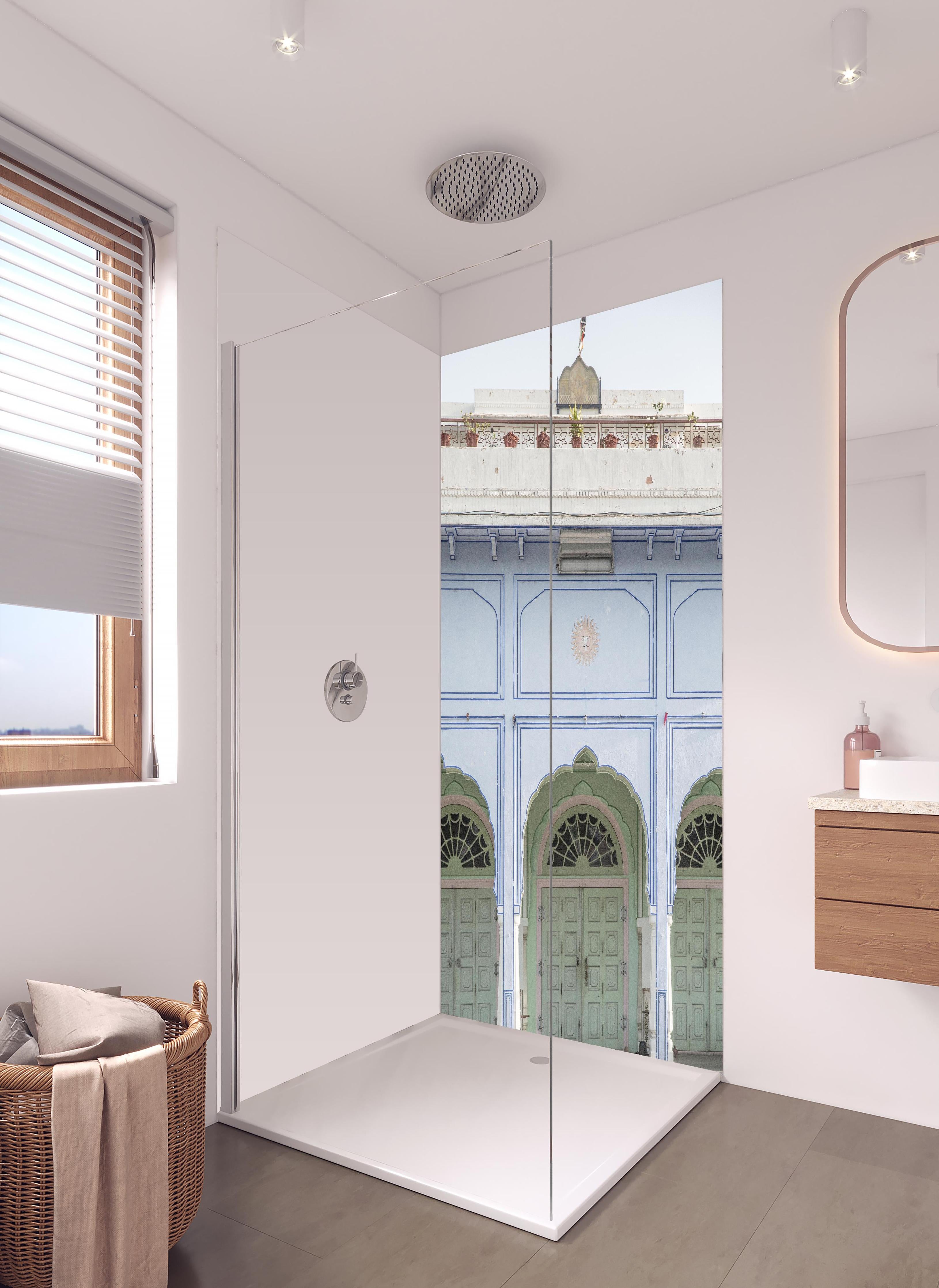 Duschrückwand - Historischer Palast - Eingang in hellem Badezimmer mit Regenduschkopf - zweiteilige Eck-Duschrückwand