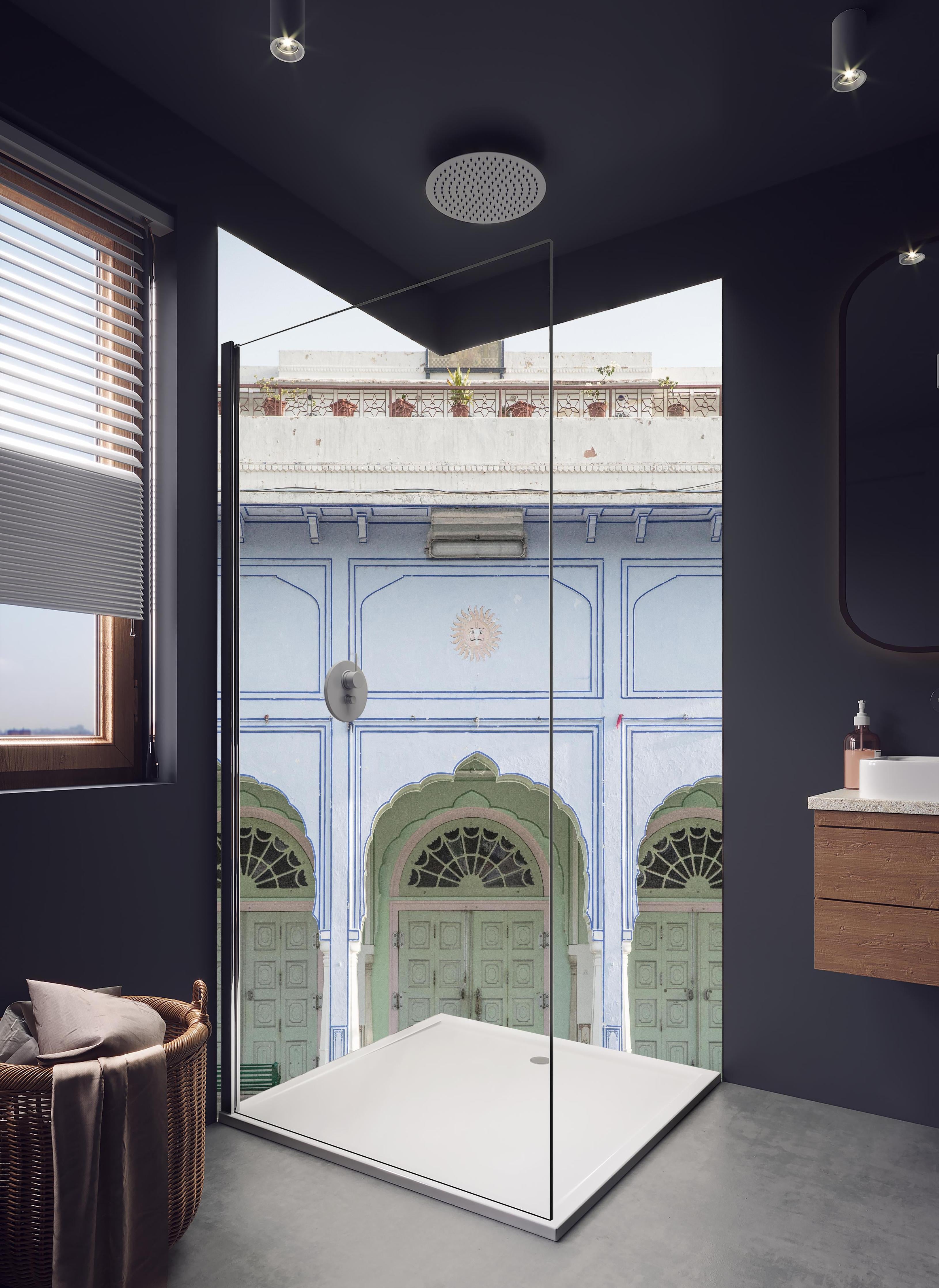 Duschrückwand - Historischer Palast - Eingang in hellem Badezimmer mit Regenduschkopf - zweiteilige Eck-Duschrückwand