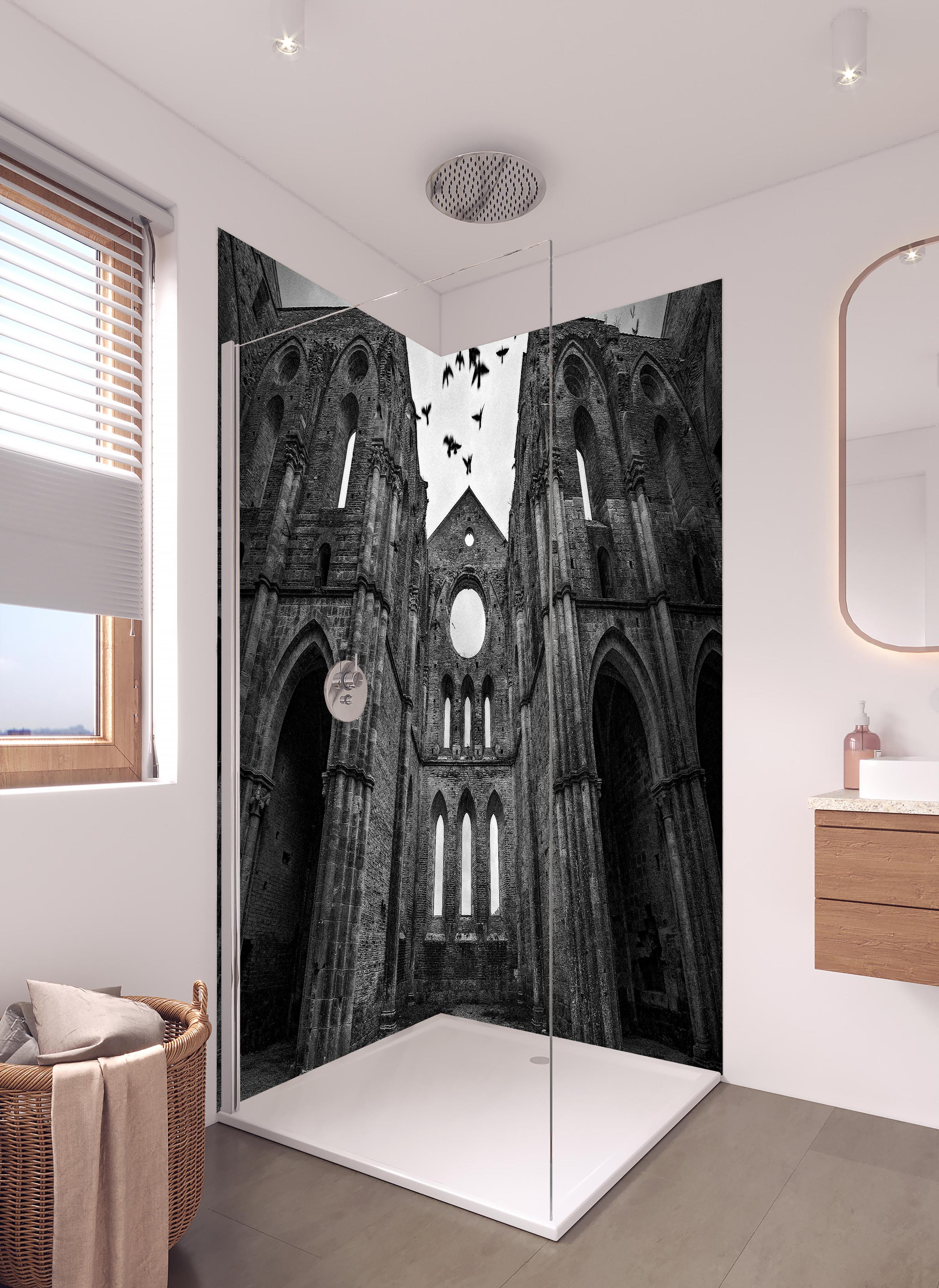 Duschrückwand - Historisches Kloster - San Galgano in hellem Badezimmer mit Regenduschkopf - zweiteilige Eck-Duschrückwand