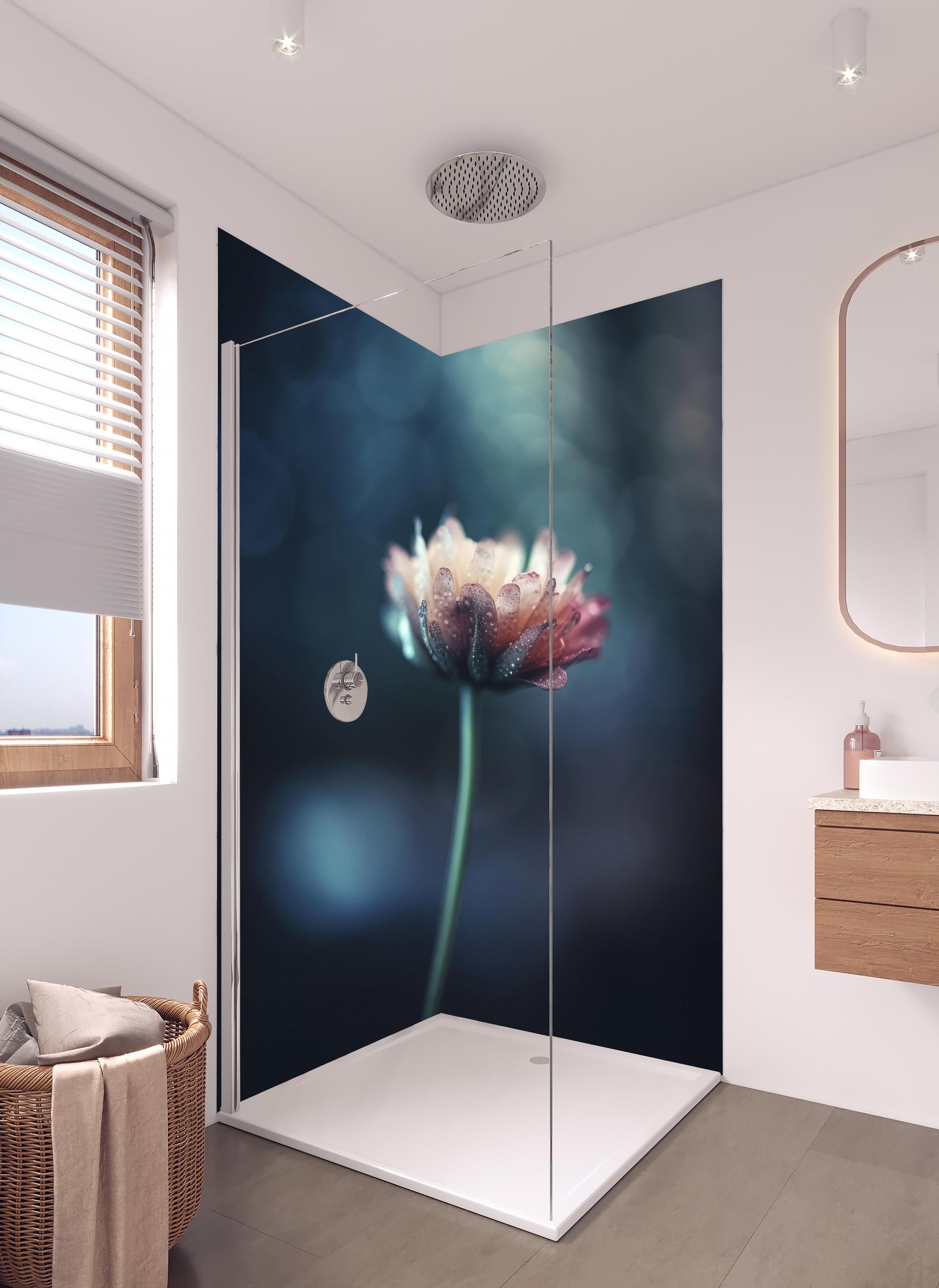 Duschrückwand - Hochauflösende Blume - verschwommen in hellem Badezimmer mit Regenduschkopf - zweiteilige Eck-Duschrückwand