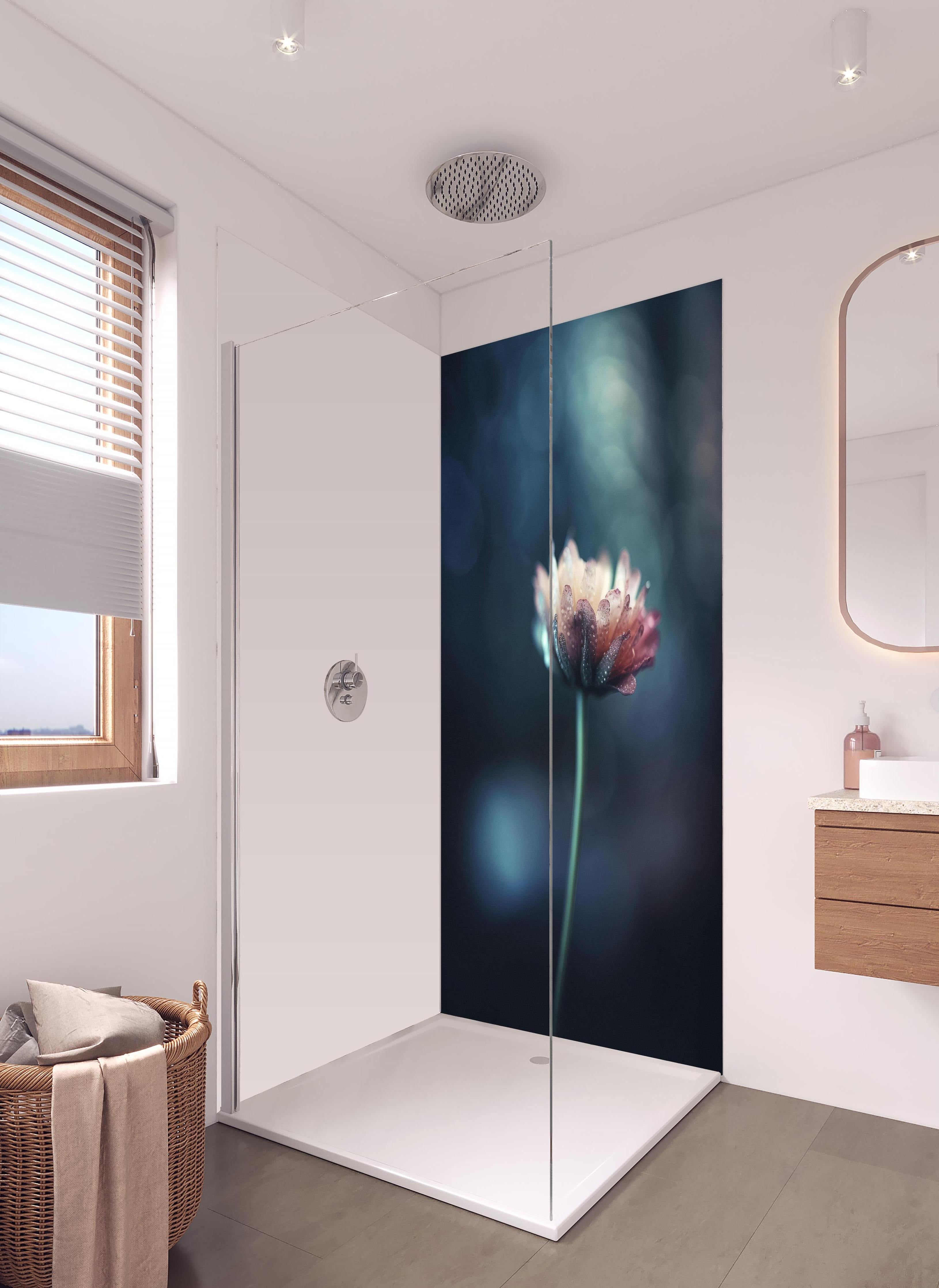Duschrückwand - Hochauflösende Blume - verschwommen in hellem Badezimmer mit Regenduschkopf - zweiteilige Eck-Duschrückwand