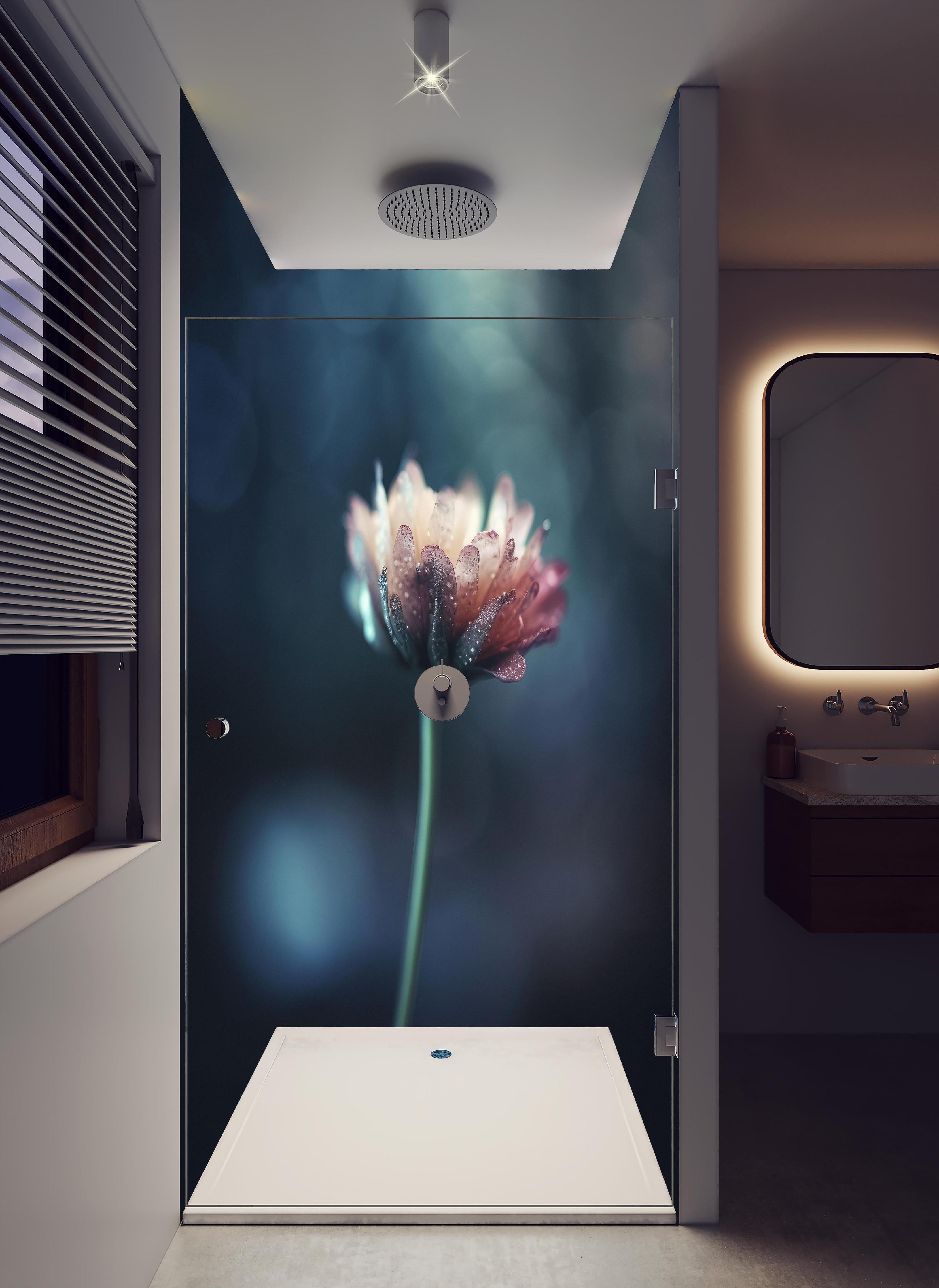 Duschrückwand - Hochauflösende Blume - verschwommen in hellem Badezimmer mit Regenduschkopf - zweiteilige Eck-Duschrückwand