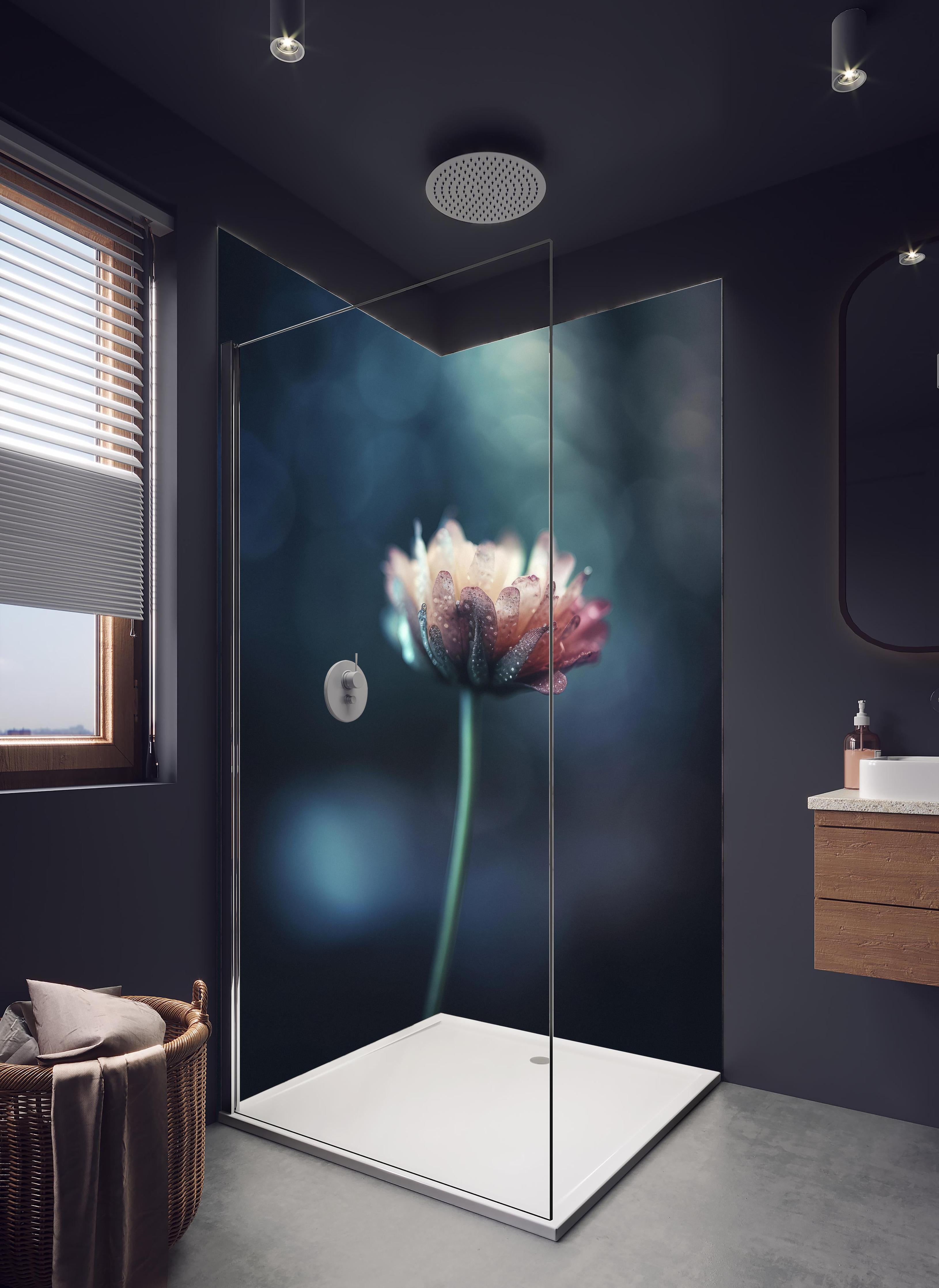 Duschrückwand - Hochauflösende Blume - verschwommen in hellem Badezimmer mit Regenduschkopf - zweiteilige Eck-Duschrückwand