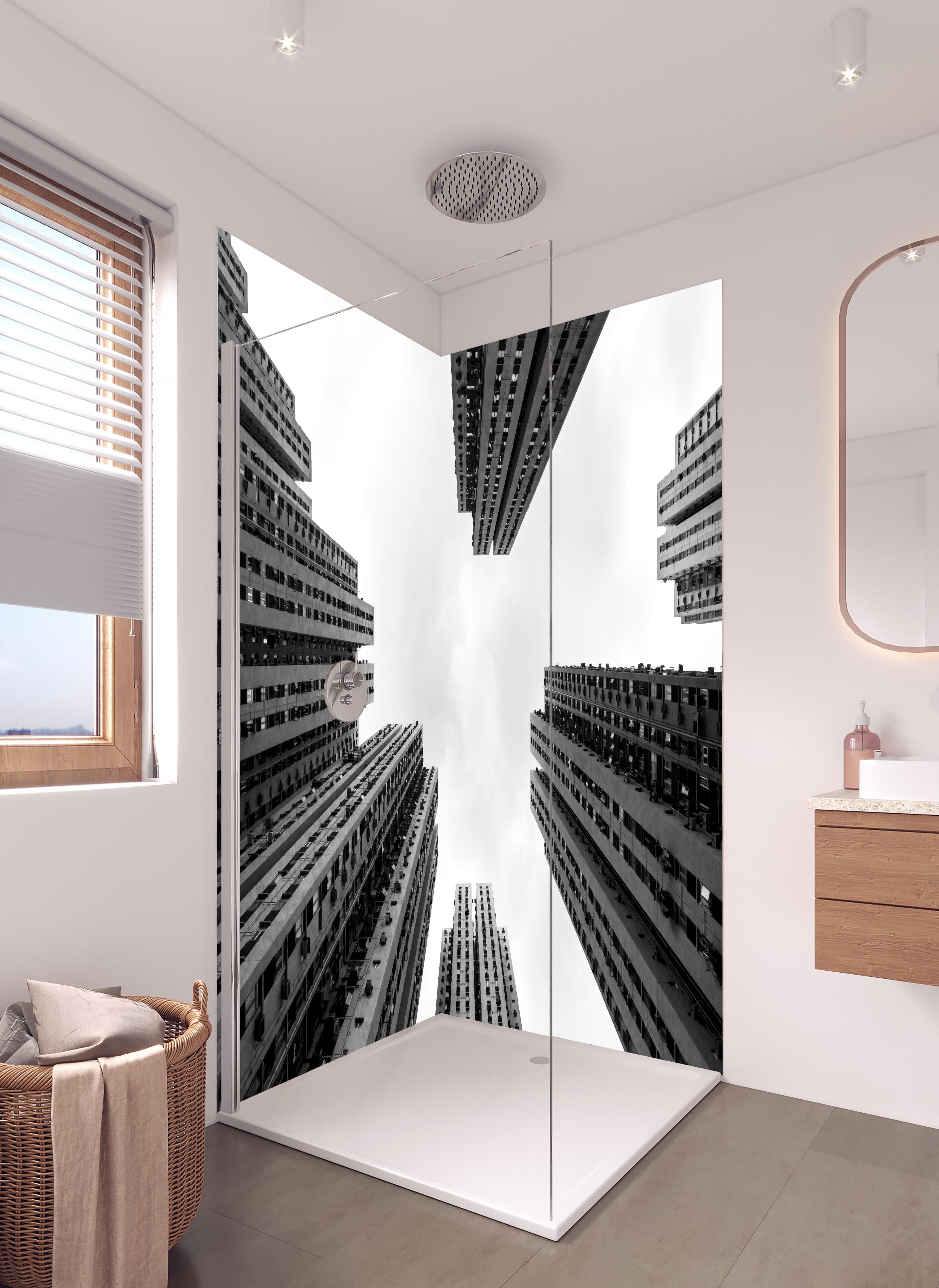 Duschrückwand - Hochhäuser - Schwarz-weiß in hellem Badezimmer mit Regenduschkopf - zweiteilige Eck-Duschrückwand