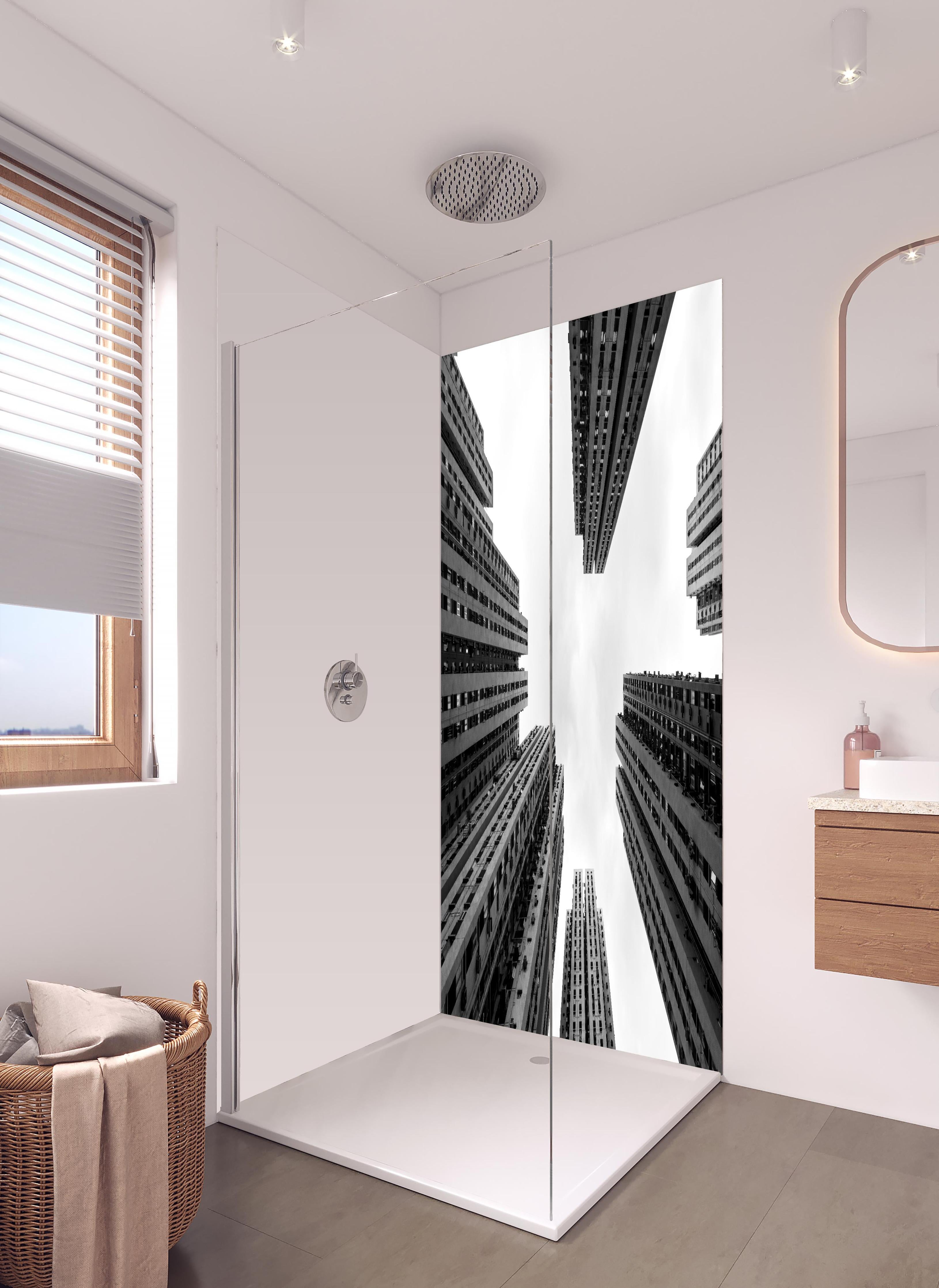 Duschrückwand - Hochhäuser - Schwarz-weiß in hellem Badezimmer mit Regenduschkopf - zweiteilige Eck-Duschrückwand
