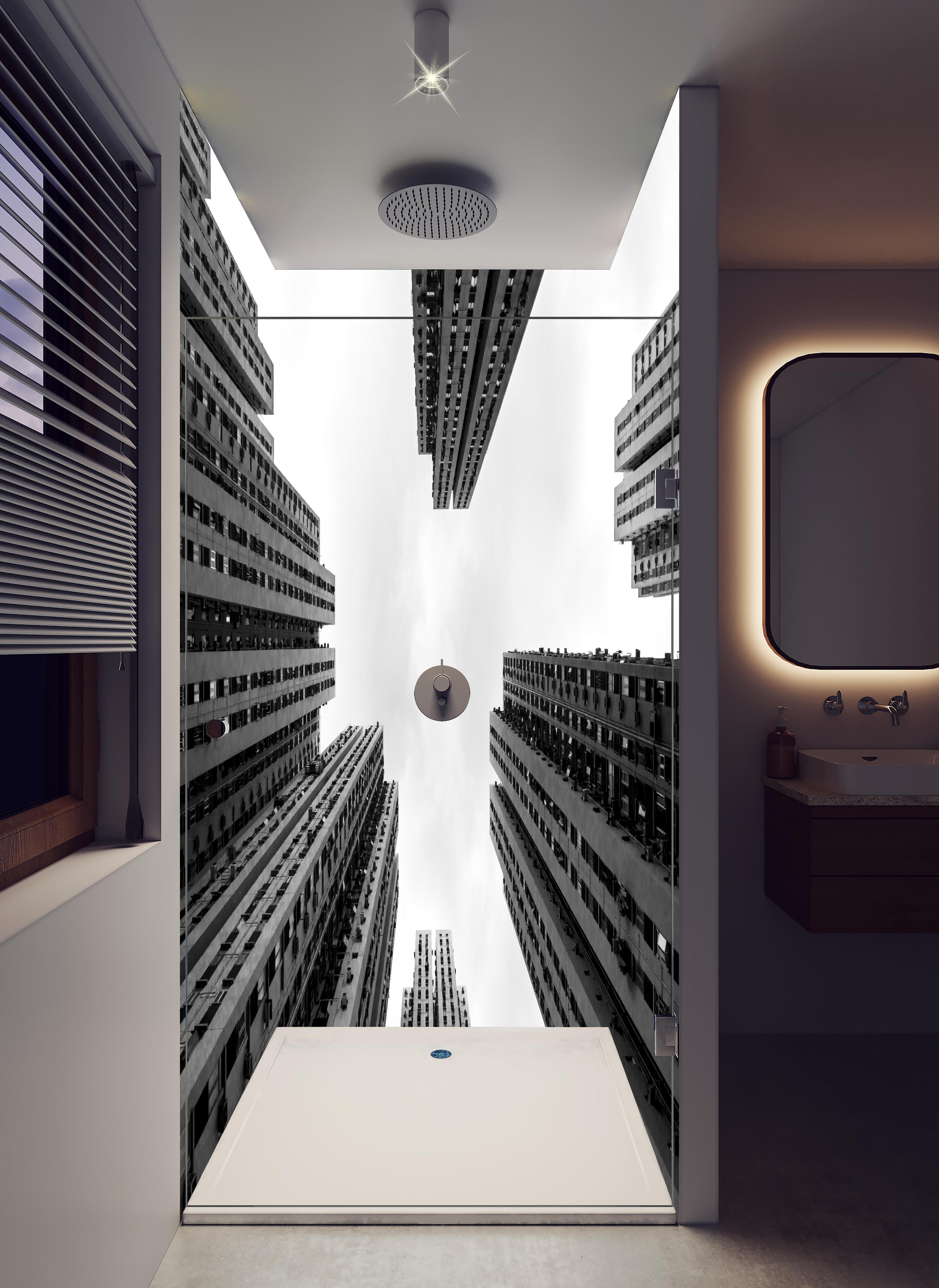 Duschrückwand - Hochhäuser - Schwarz-weiß in hellem Badezimmer mit Regenduschkopf - zweiteilige Eck-Duschrückwand