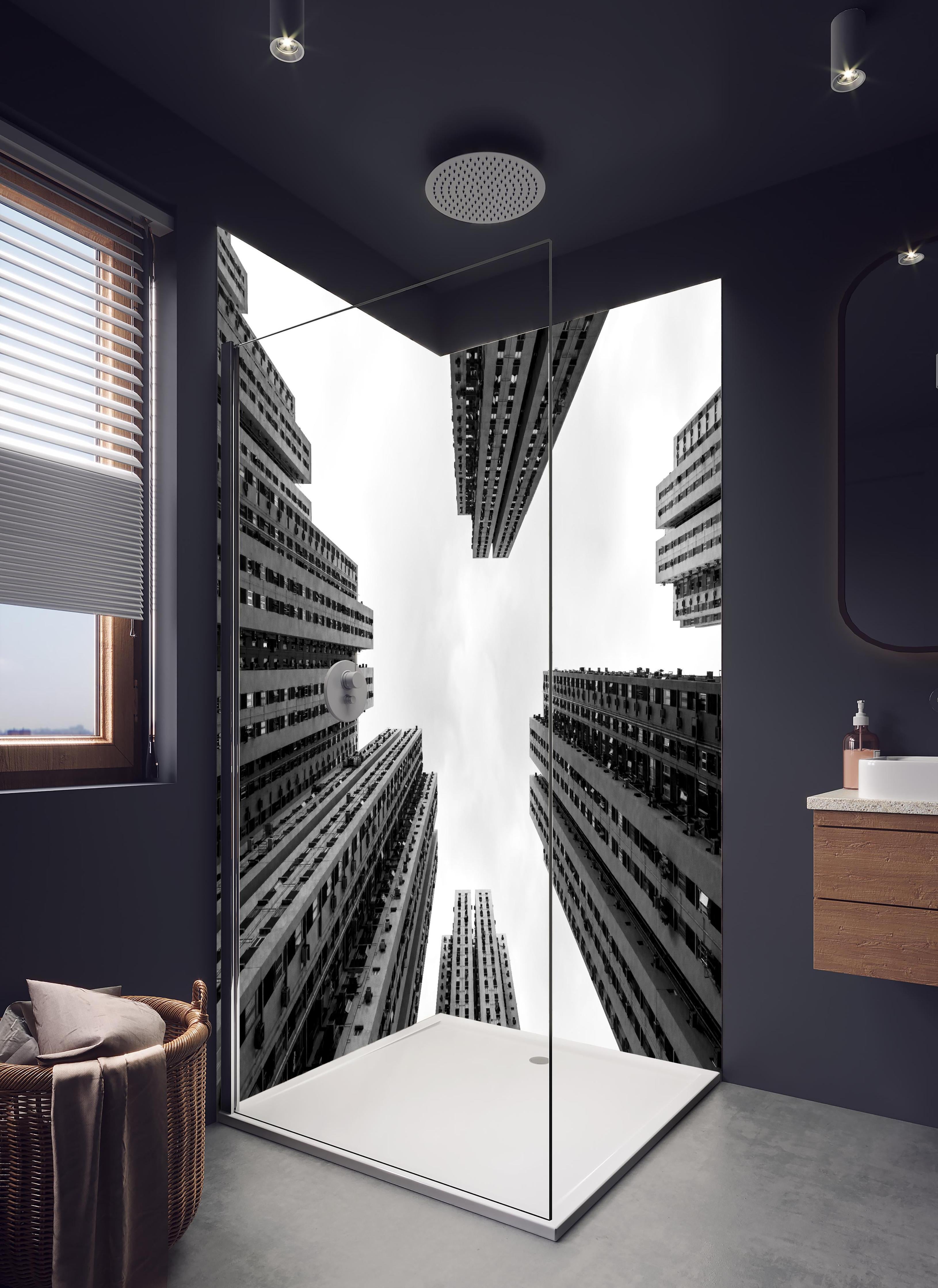 Duschrückwand - Hochhäuser - Schwarz-weiß in hellem Badezimmer mit Regenduschkopf - zweiteilige Eck-Duschrückwand