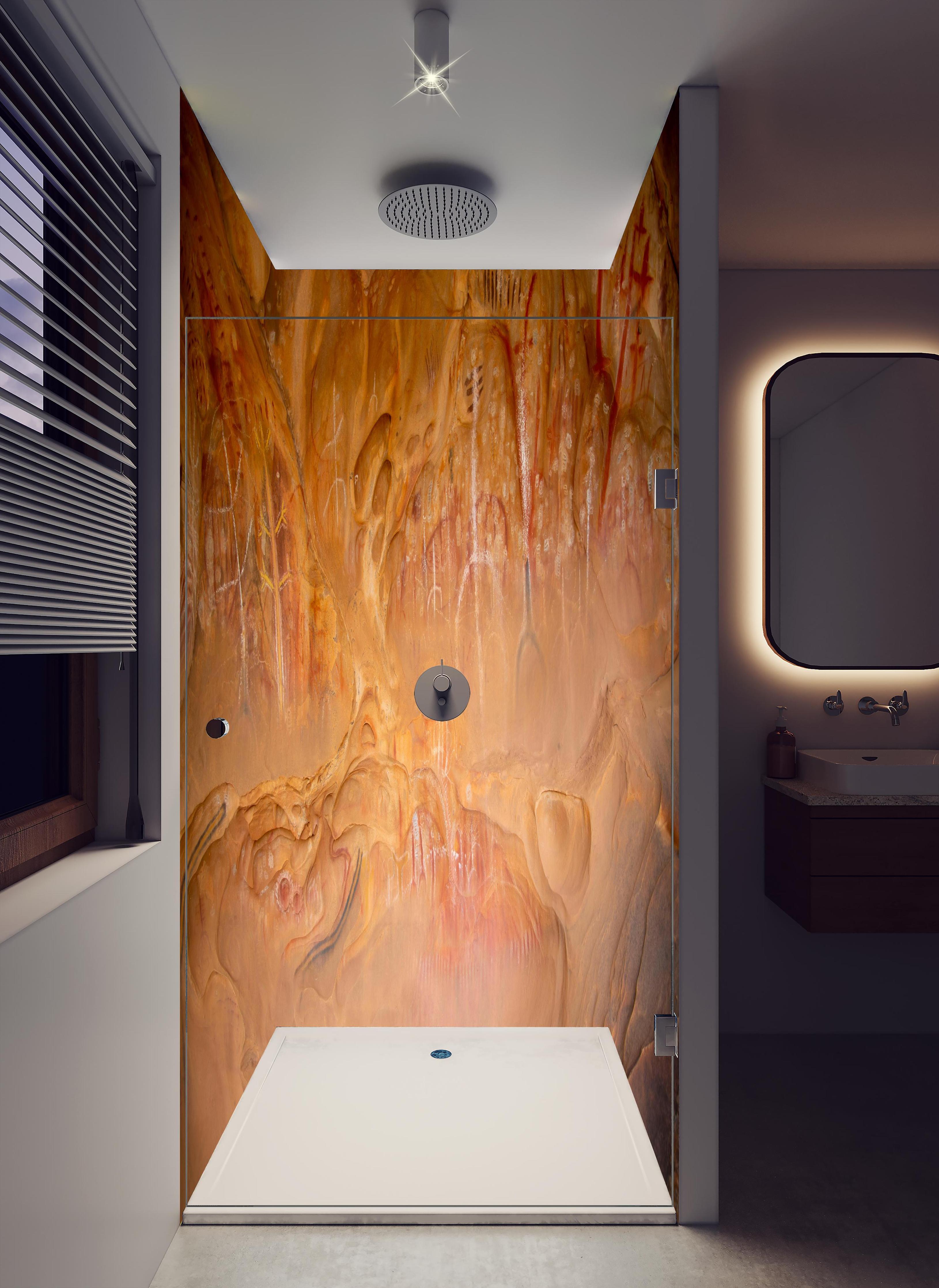 Duschrückwand - Höhlenmalereien von Arkaroo Rock - Südaustralien in hellem Badezimmer mit Regenduschkopf - zweiteilige Eck-Duschrückwand