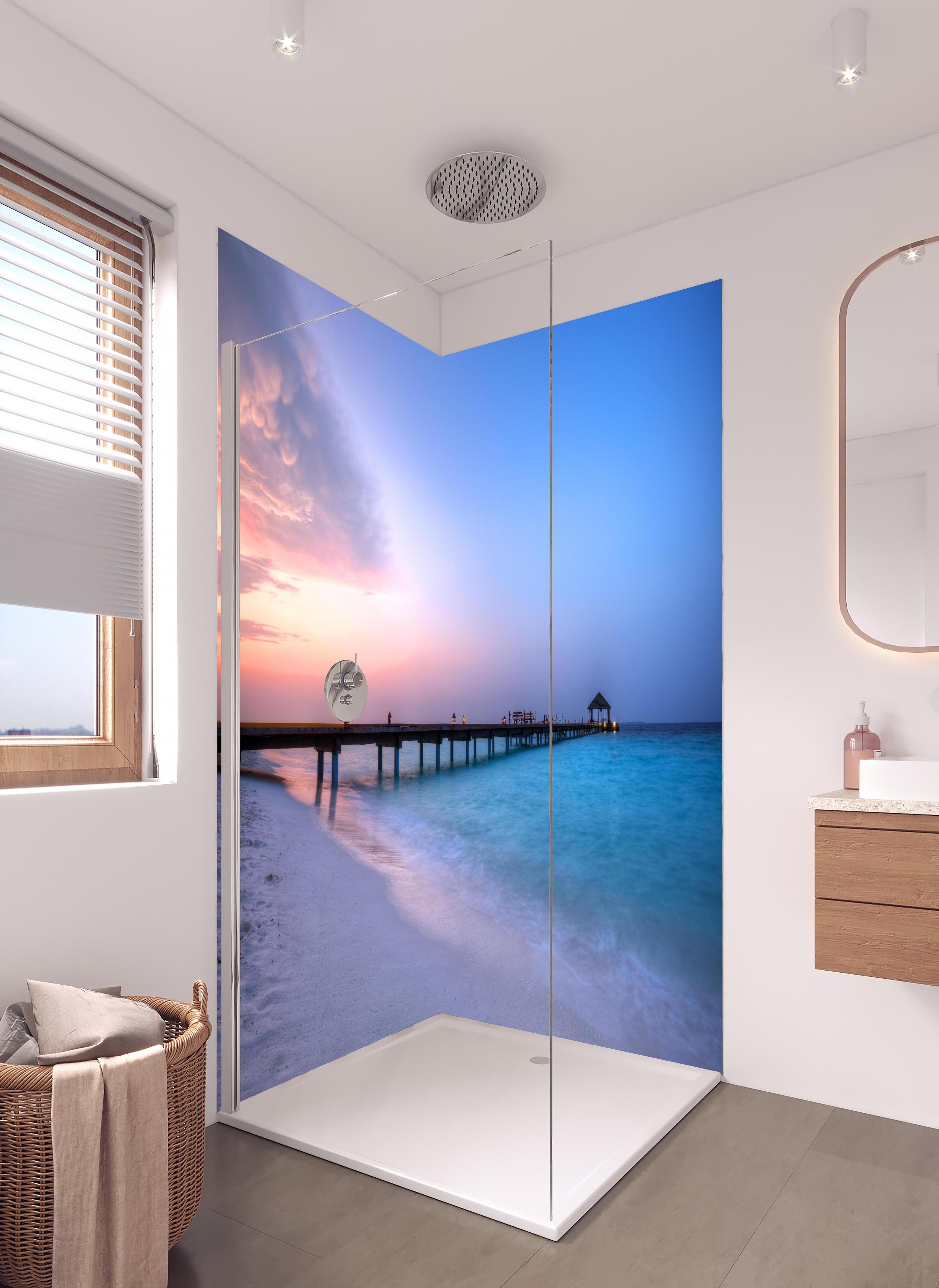 Duschrückwand - Hölzerner Steg über türkisem Meer in hellem Badezimmer mit Regenduschkopf - zweiteilige Eck-Duschrückwand