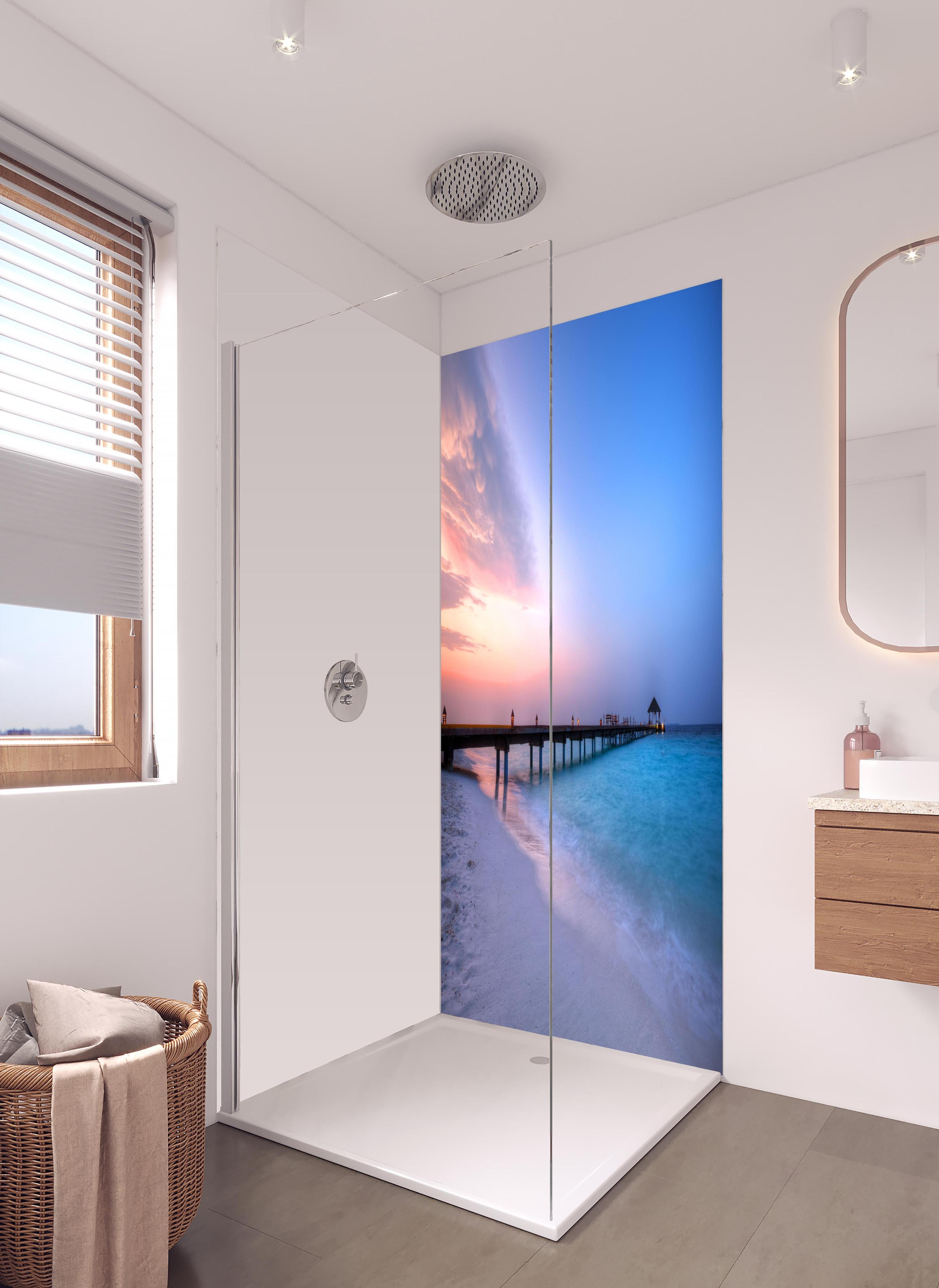 Duschrückwand - Hölzerner Steg über türkisem Meer in hellem Badezimmer mit Regenduschkopf - zweiteilige Eck-Duschrückwand