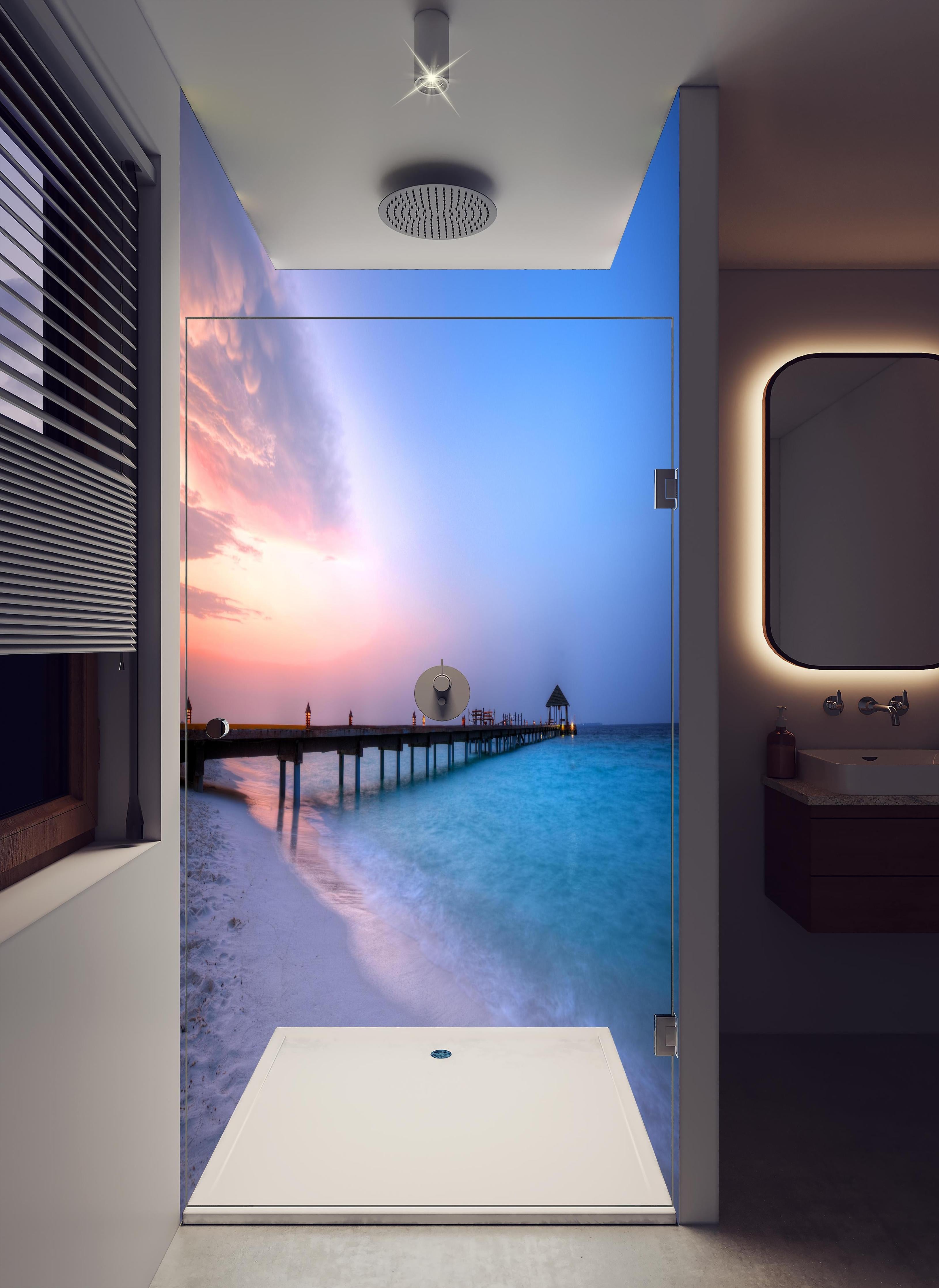 Duschrückwand - Hölzerner Steg über türkisem Meer in hellem Badezimmer mit Regenduschkopf - zweiteilige Eck-Duschrückwand