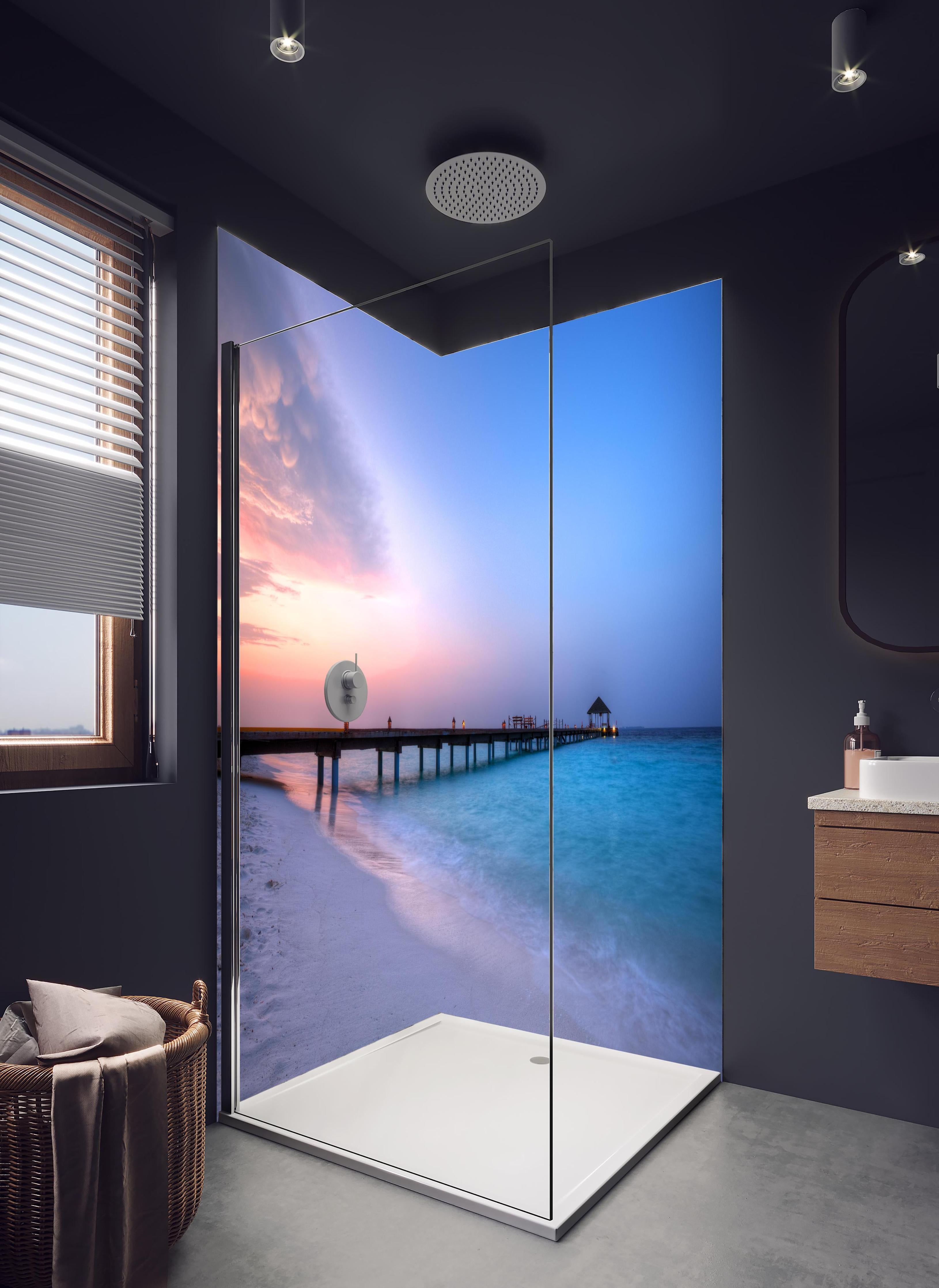 Duschrückwand - Hölzerner Steg über türkisem Meer in hellem Badezimmer mit Regenduschkopf - zweiteilige Eck-Duschrückwand