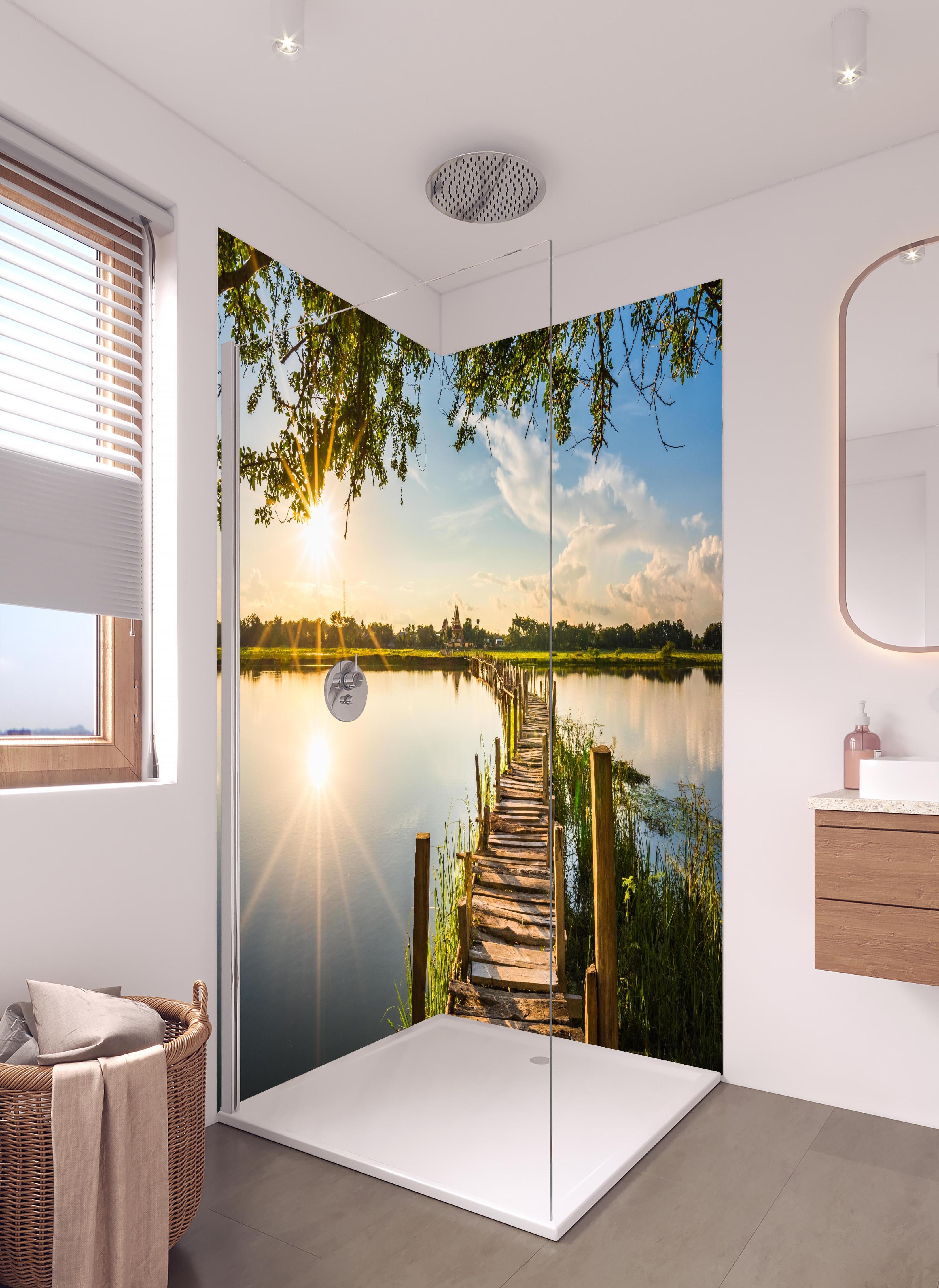 Duschrückwand - Holzbrücke am See - Thailand in hellem Badezimmer mit Regenduschkopf - zweiteilige Eck-Duschrückwand