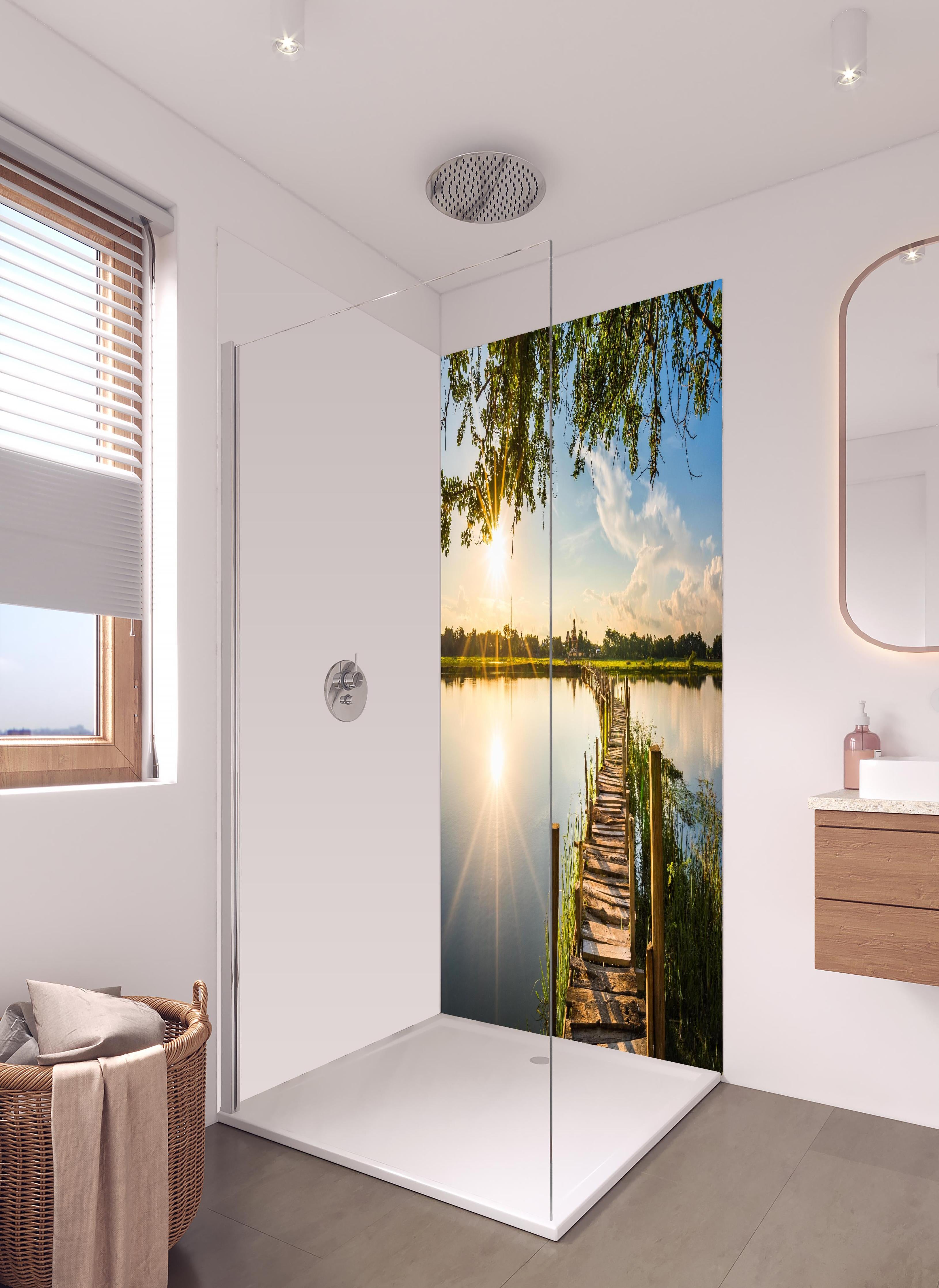 Duschrückwand - Holzbrücke am See - Thailand in hellem Badezimmer mit Regenduschkopf - zweiteilige Eck-Duschrückwand