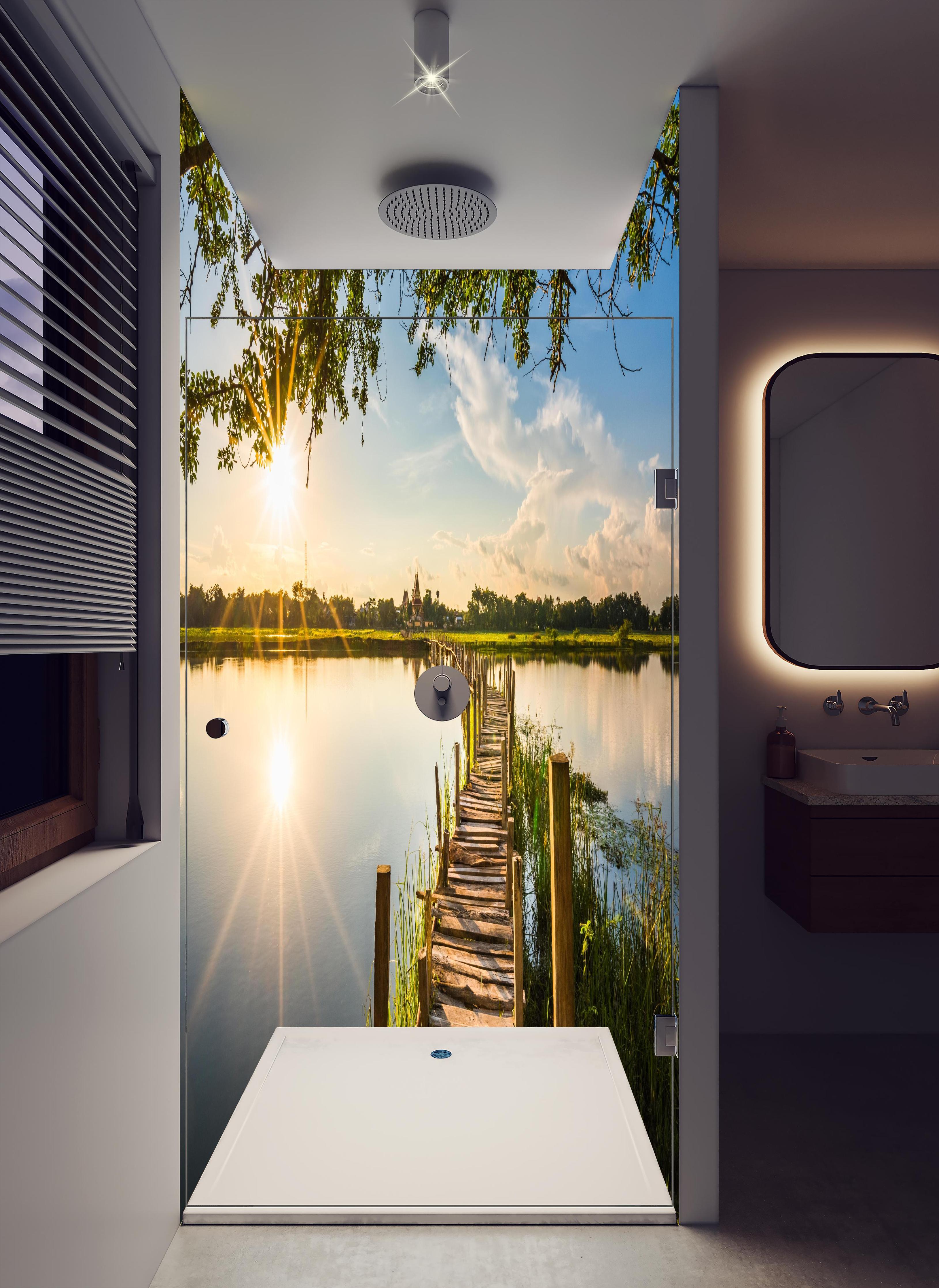 Duschrückwand - Holzbrücke am See - Thailand in hellem Badezimmer mit Regenduschkopf - zweiteilige Eck-Duschrückwand