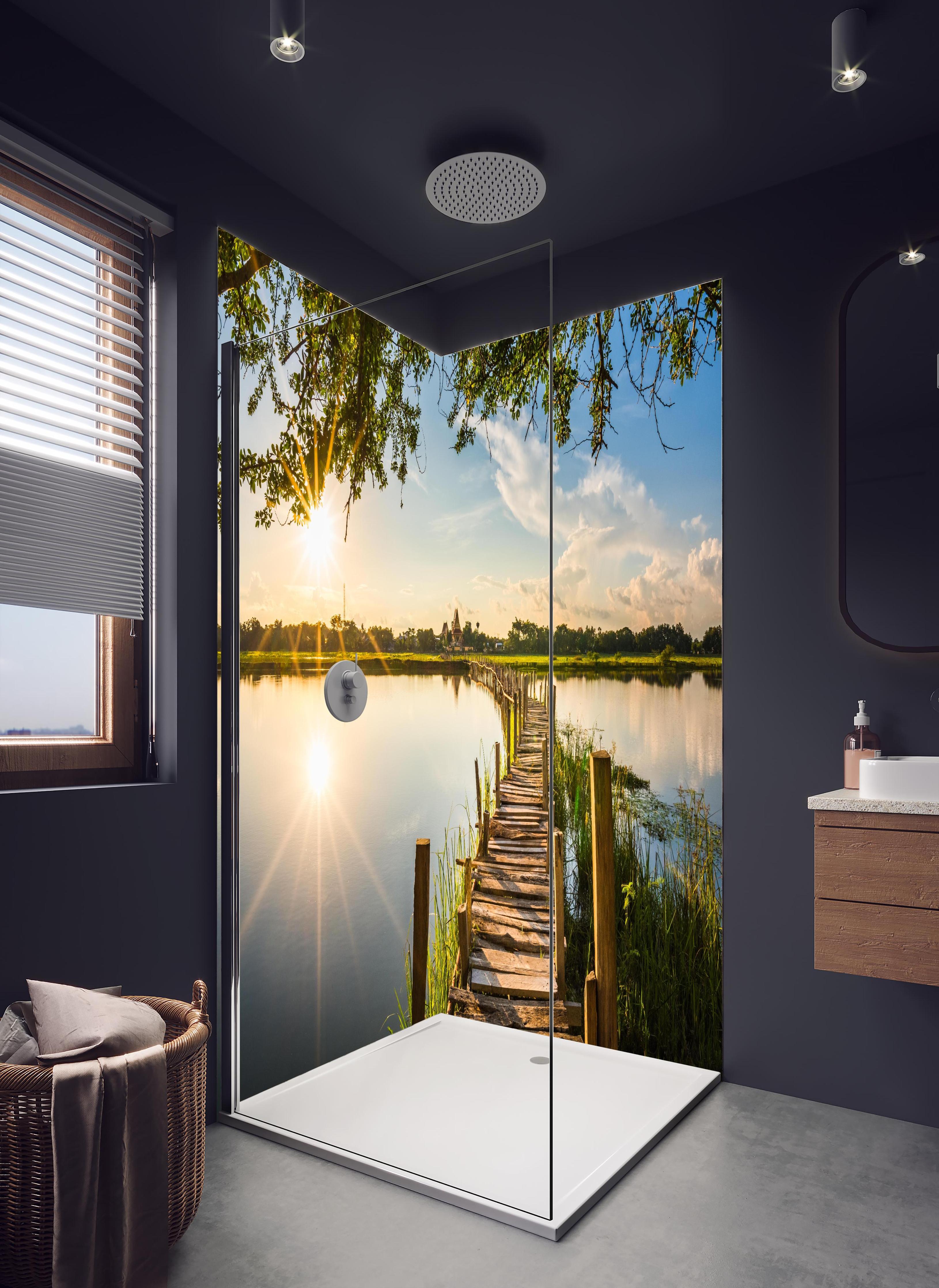 Duschrückwand - Holzbrücke am See - Thailand in hellem Badezimmer mit Regenduschkopf - zweiteilige Eck-Duschrückwand
