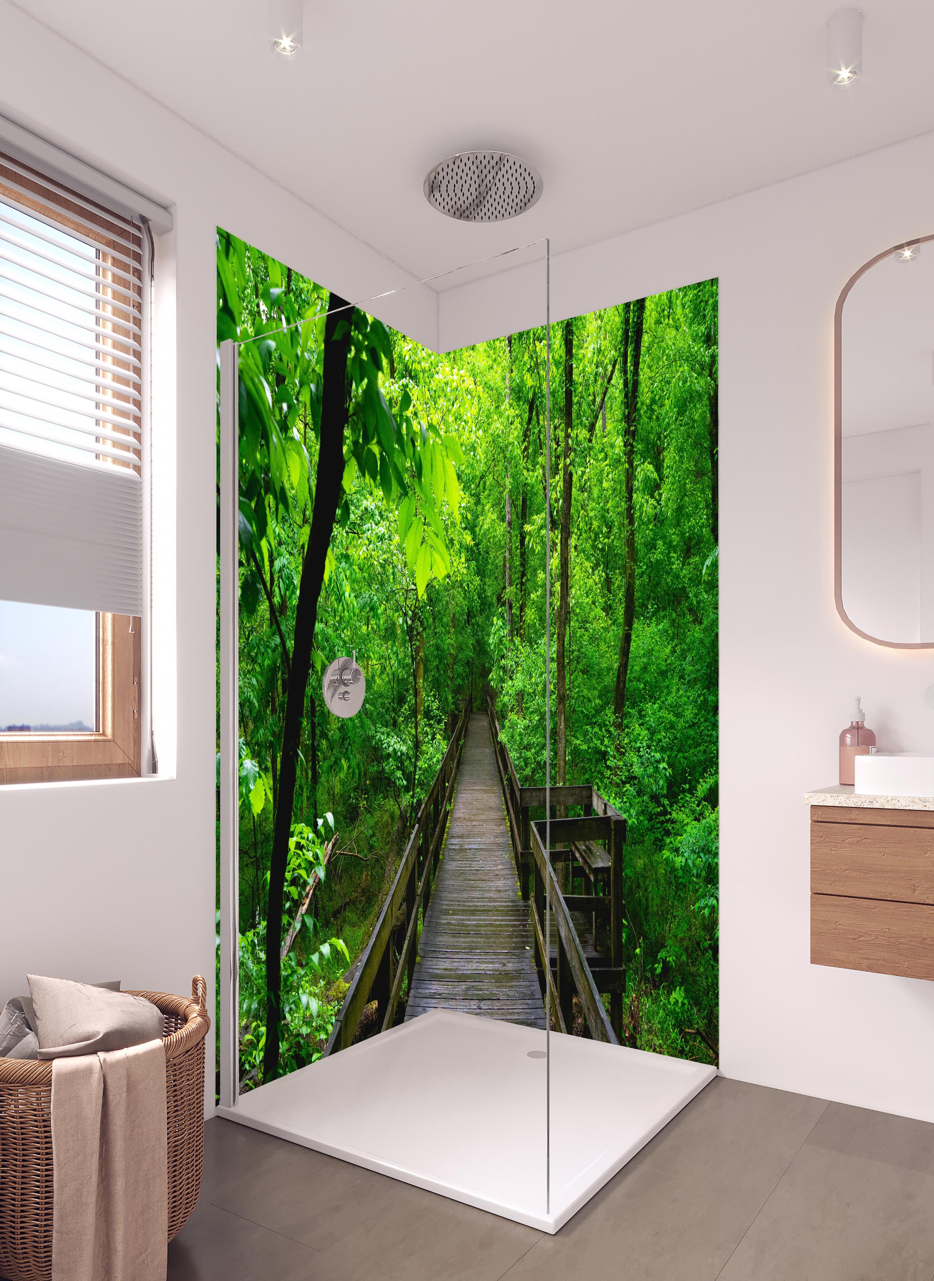 Duschrückwand - Holzbrücke im Wald - Congaree Nationalpark in hellem Badezimmer mit Regenduschkopf - zweiteilige Eck-Duschrückwand