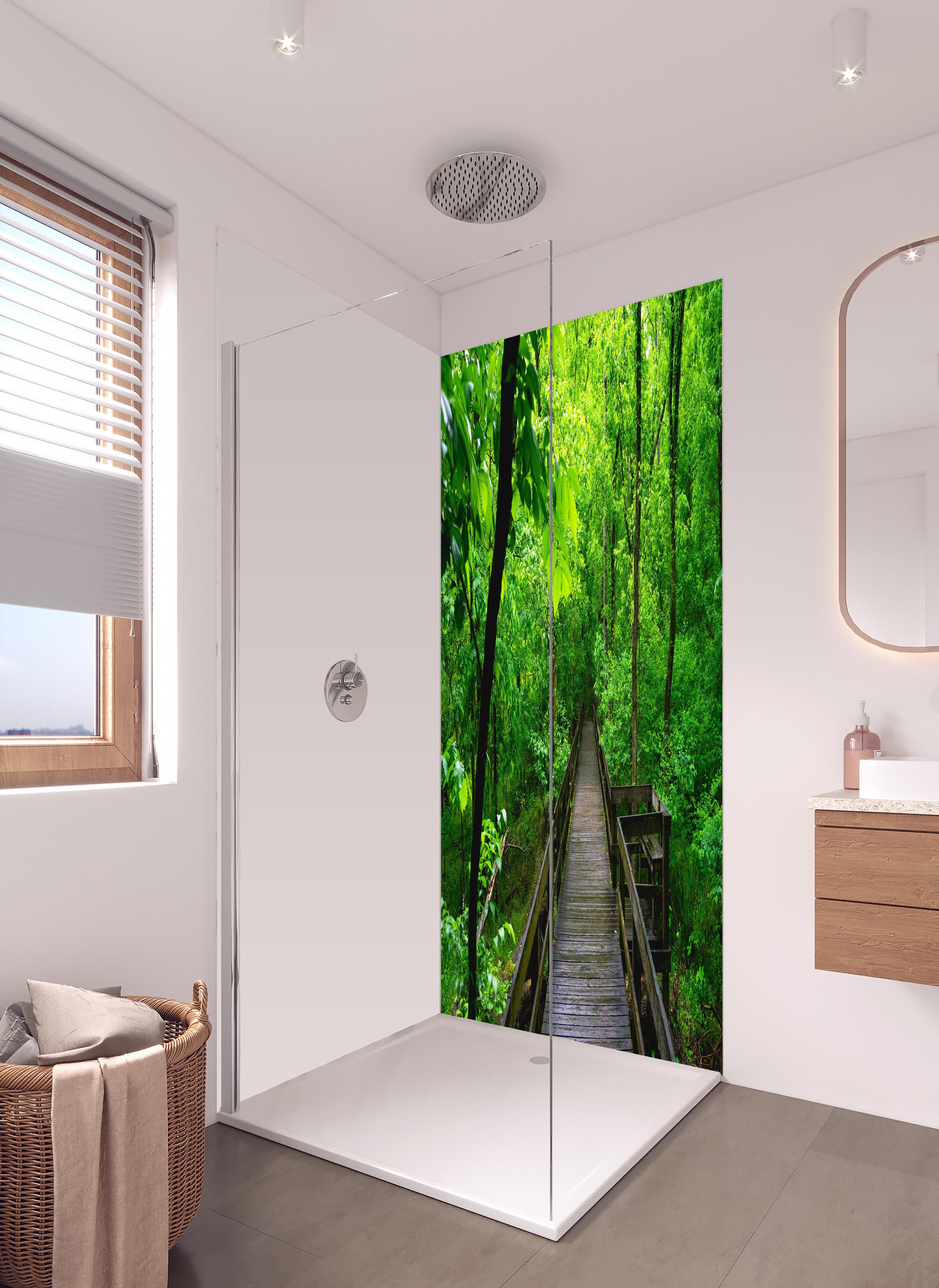 Duschrückwand - Holzbrücke im Wald - Congaree Nationalpark in hellem Badezimmer mit Regenduschkopf - zweiteilige Eck-Duschrückwand