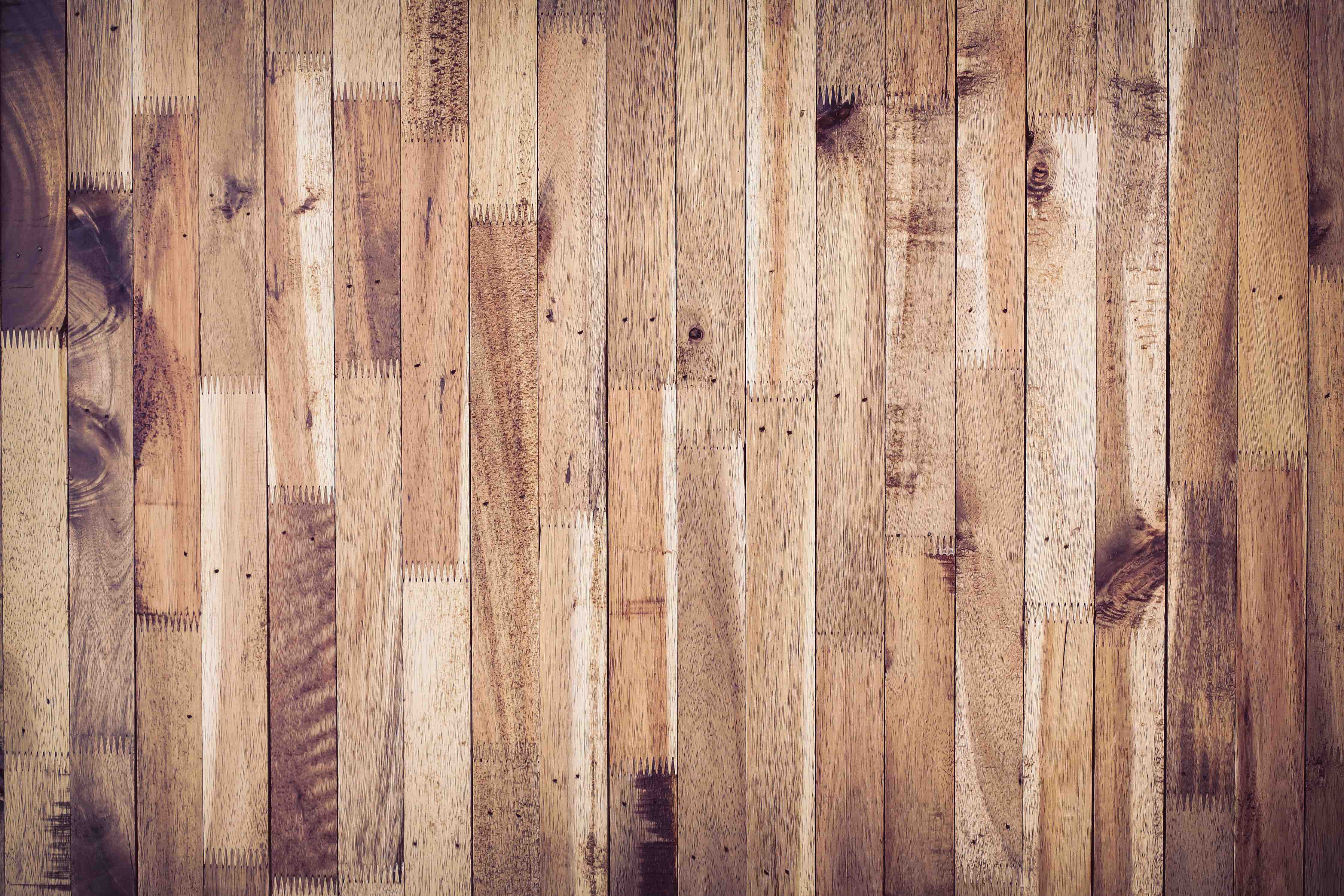 Duschrückwand-Holzpaneele in warmem Naturton