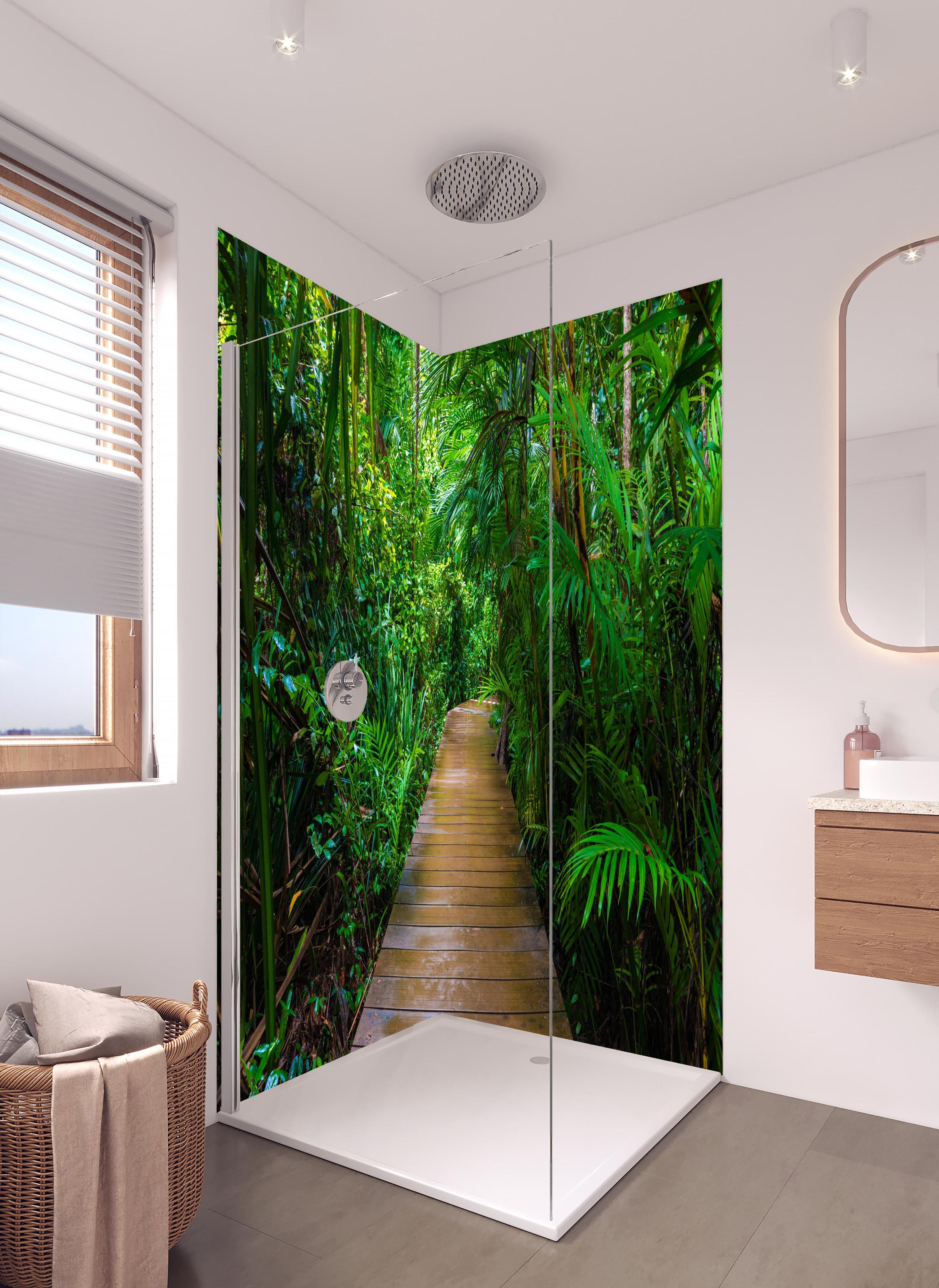 Duschrückwand - Holzweg durch dichten grünen Mangrovenwald in hellem Badezimmer mit Regenduschkopf - zweiteilige Eck-Duschrückwand