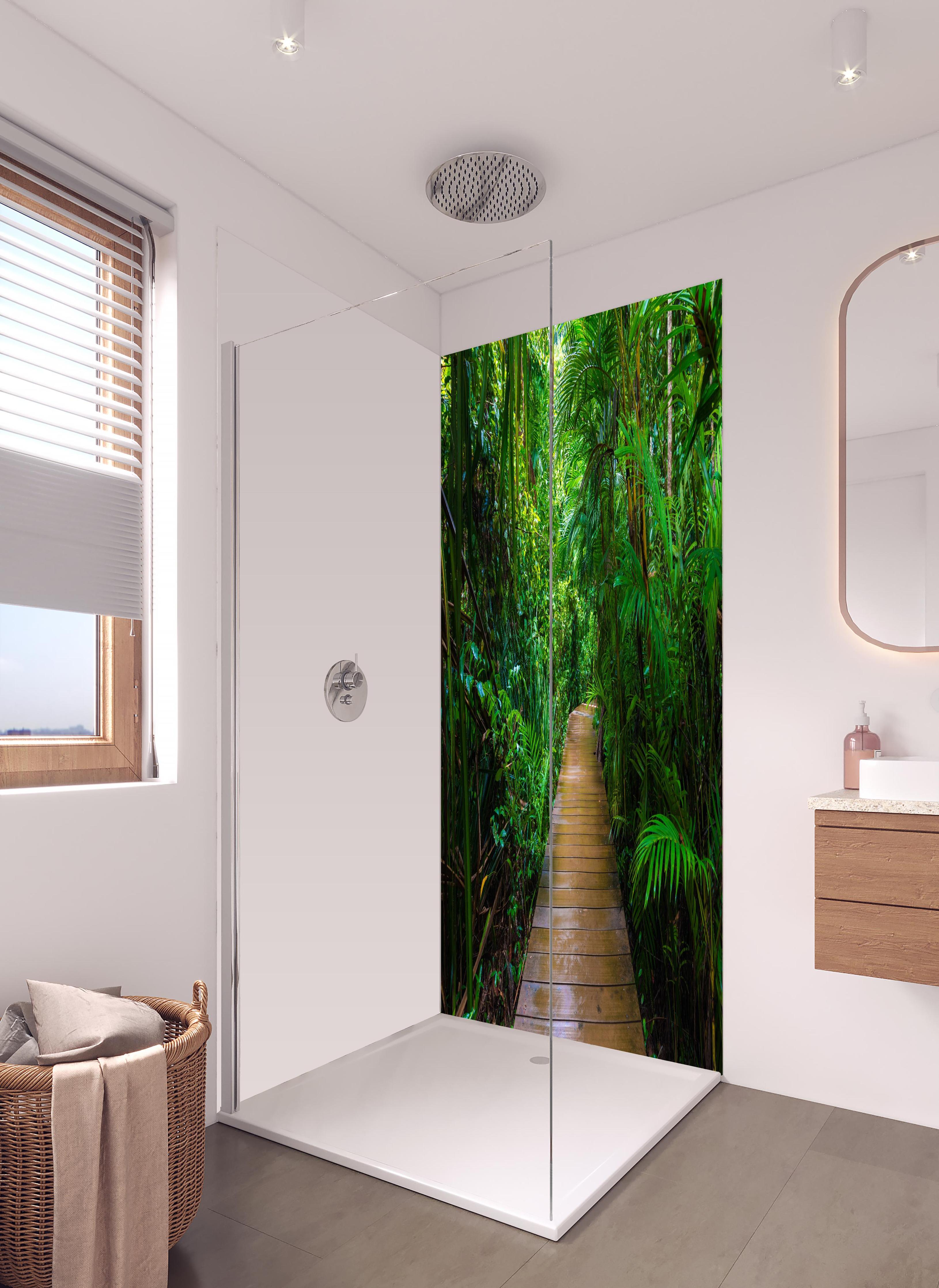 Duschrückwand - Holzweg durch dichten grünen Mangrovenwald in hellem Badezimmer mit Regenduschkopf - zweiteilige Eck-Duschrückwand