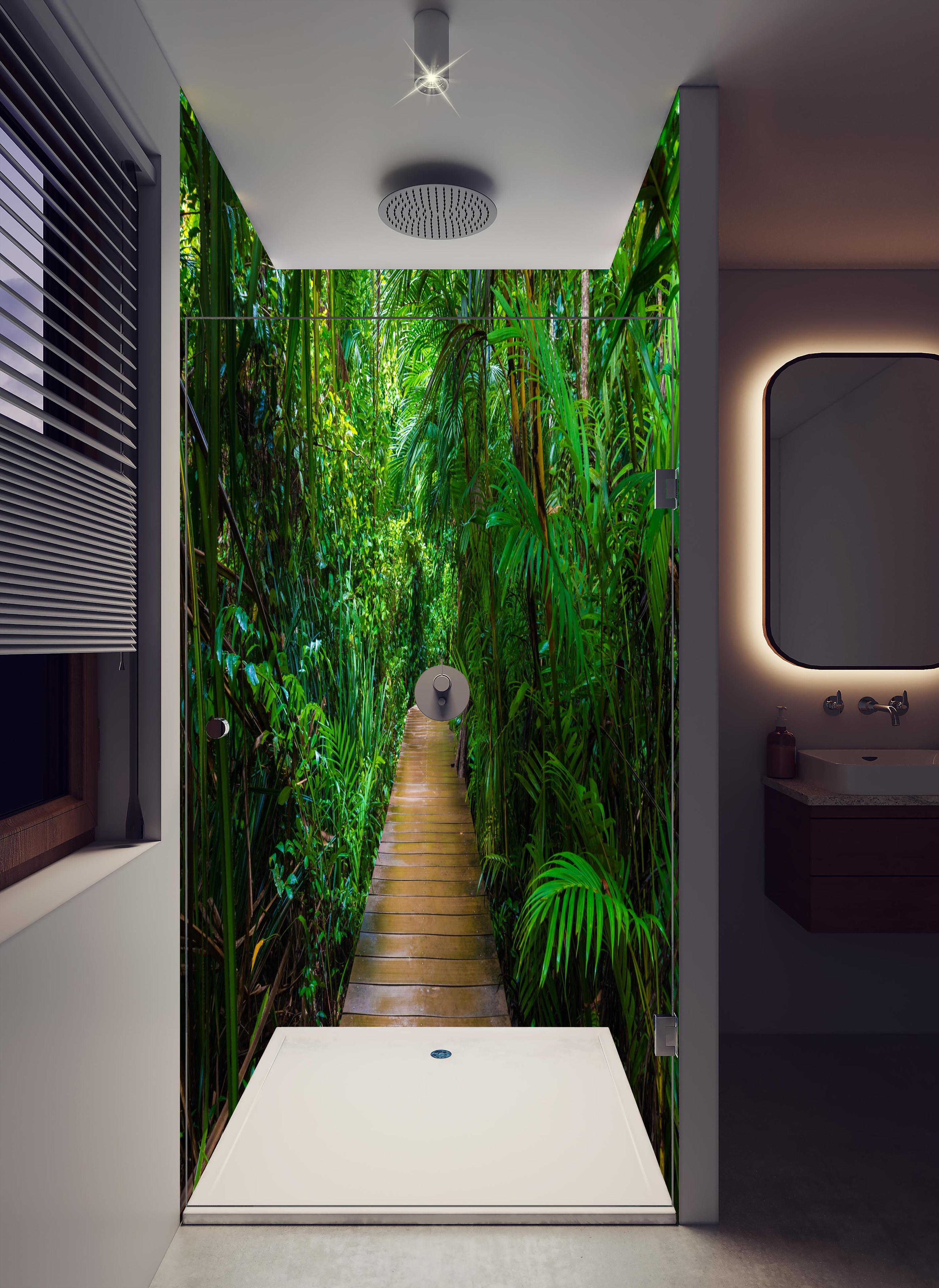Duschrückwand - Holzweg durch dichten grünen Mangrovenwald in hellem Badezimmer mit Regenduschkopf - zweiteilige Eck-Duschrückwand