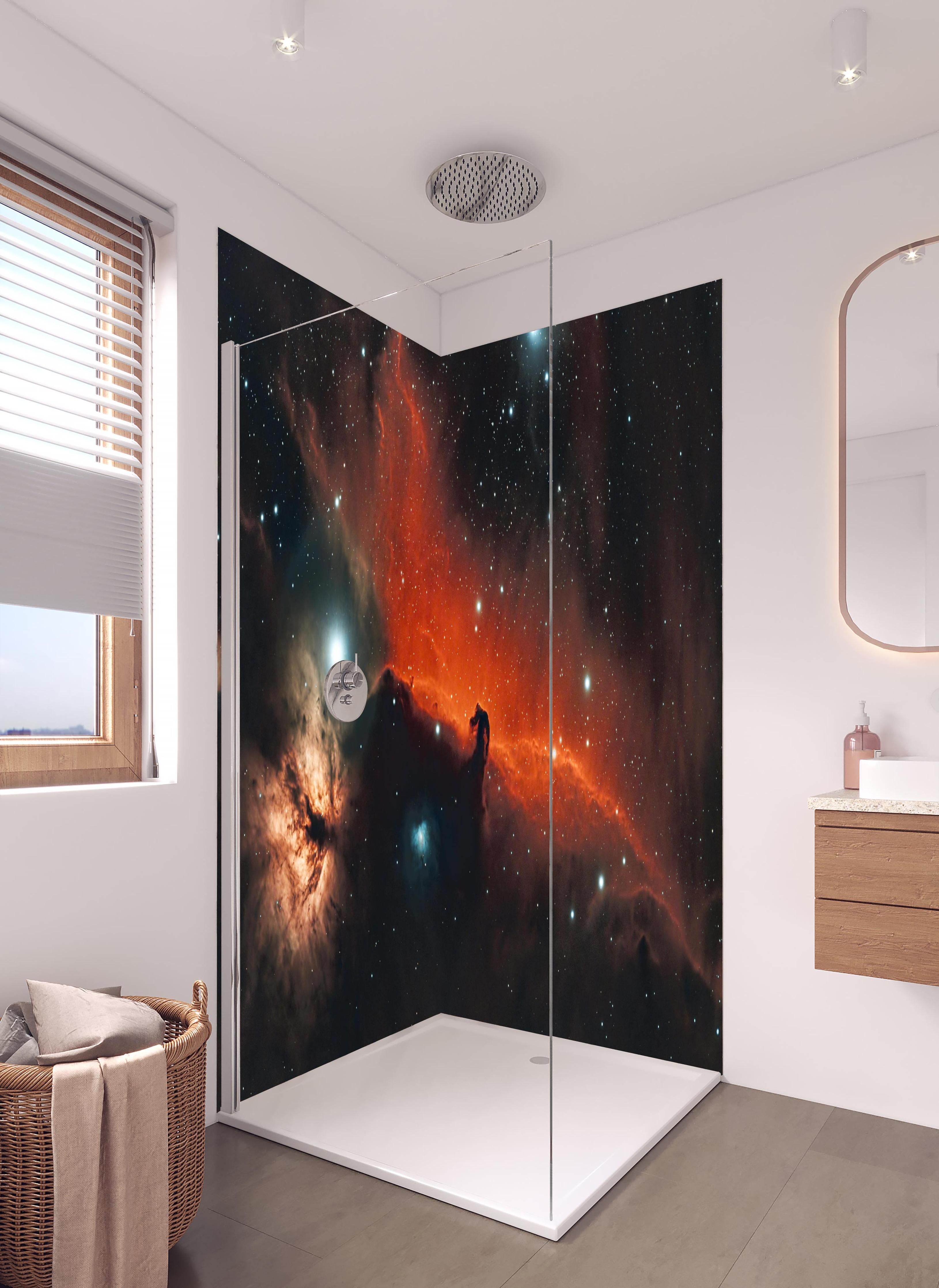 Duschrückwand - Horsehead amd Flame Nebula in hellem Badezimmer mit Regenduschkopf - zweiteilige Eck-Duschrückwand