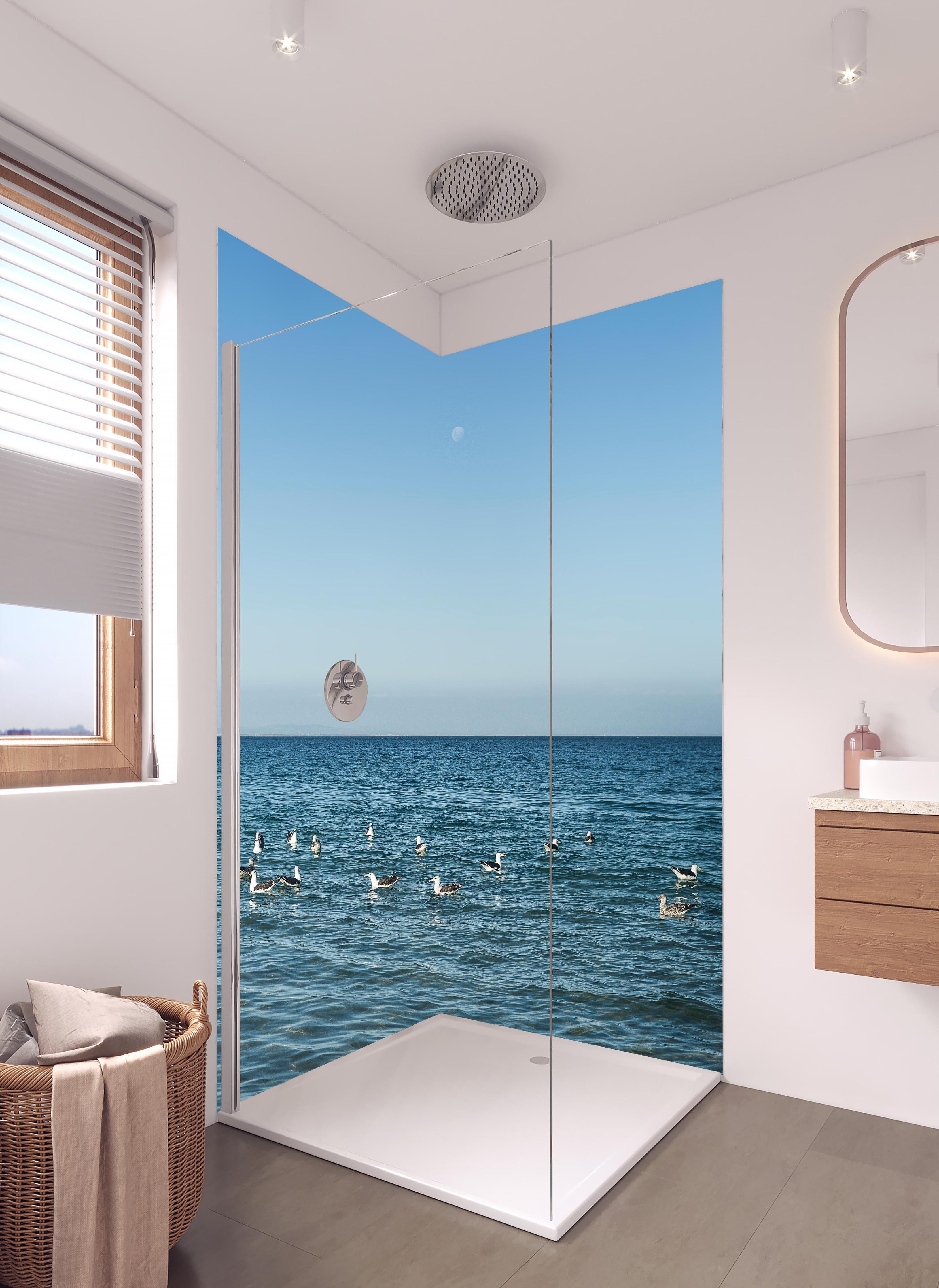 Duschrückwand - Idyllic Seashore with Flock of Birds in hellem Badezimmer mit Regenduschkopf - zweiteilige Eck-Duschrückwand