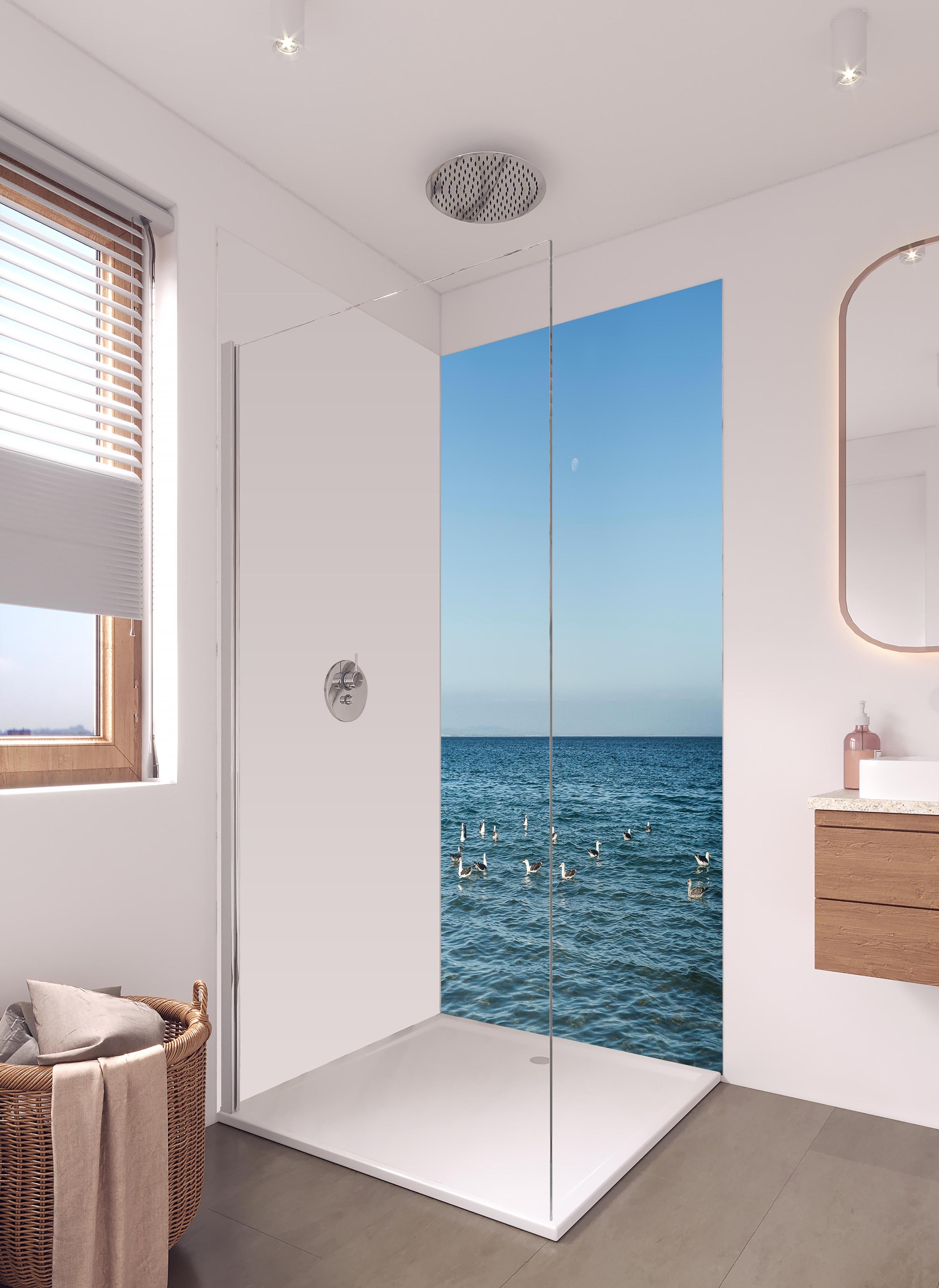 Duschrückwand - Idyllic Seashore with Flock of Birds in hellem Badezimmer mit Regenduschkopf - zweiteilige Eck-Duschrückwand