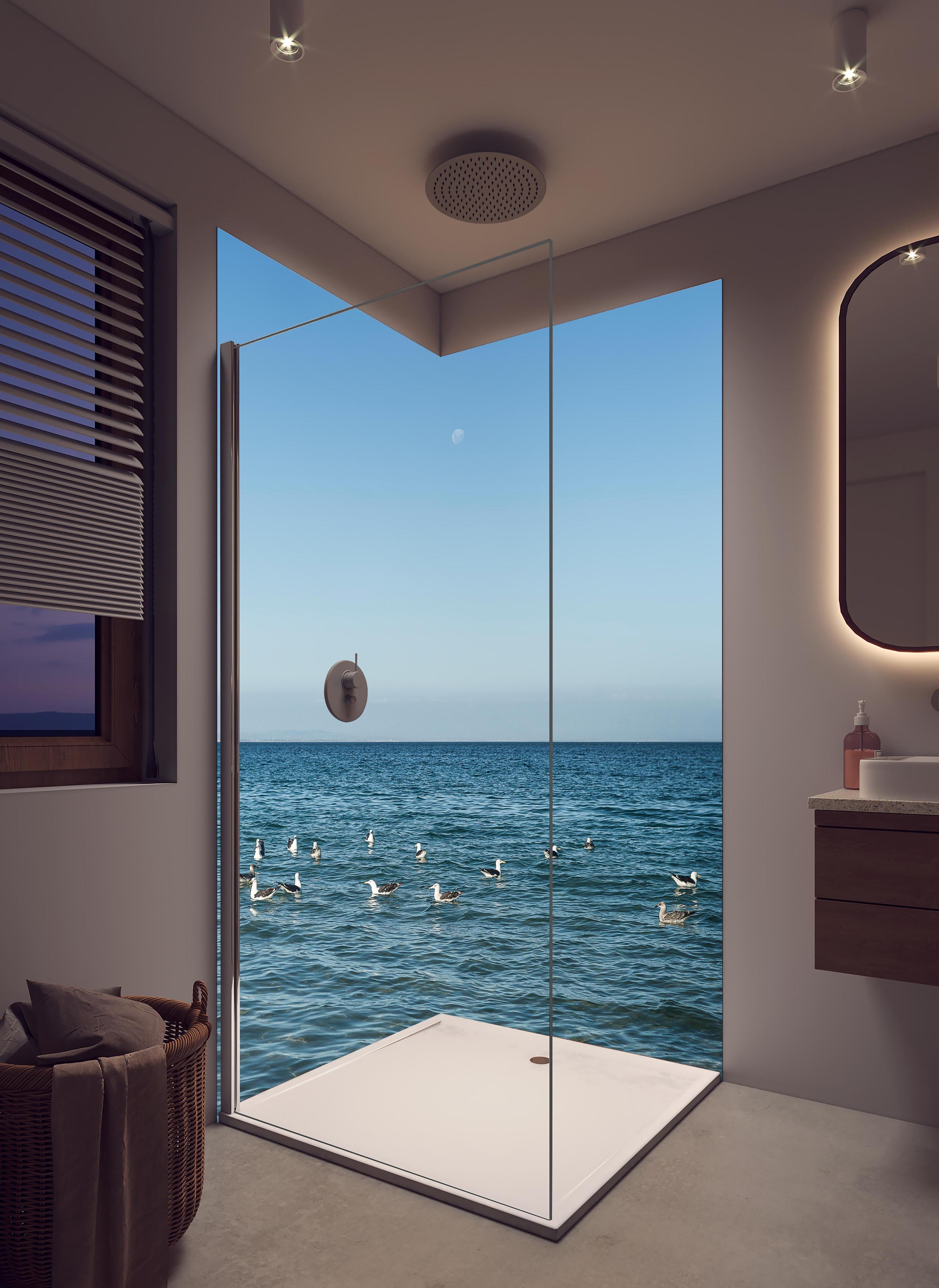 Duschrückwand - Idyllic Seashore with Flock of Birds in hellem Badezimmer mit Regenduschkopf - zweiteilige Eck-Duschrückwand