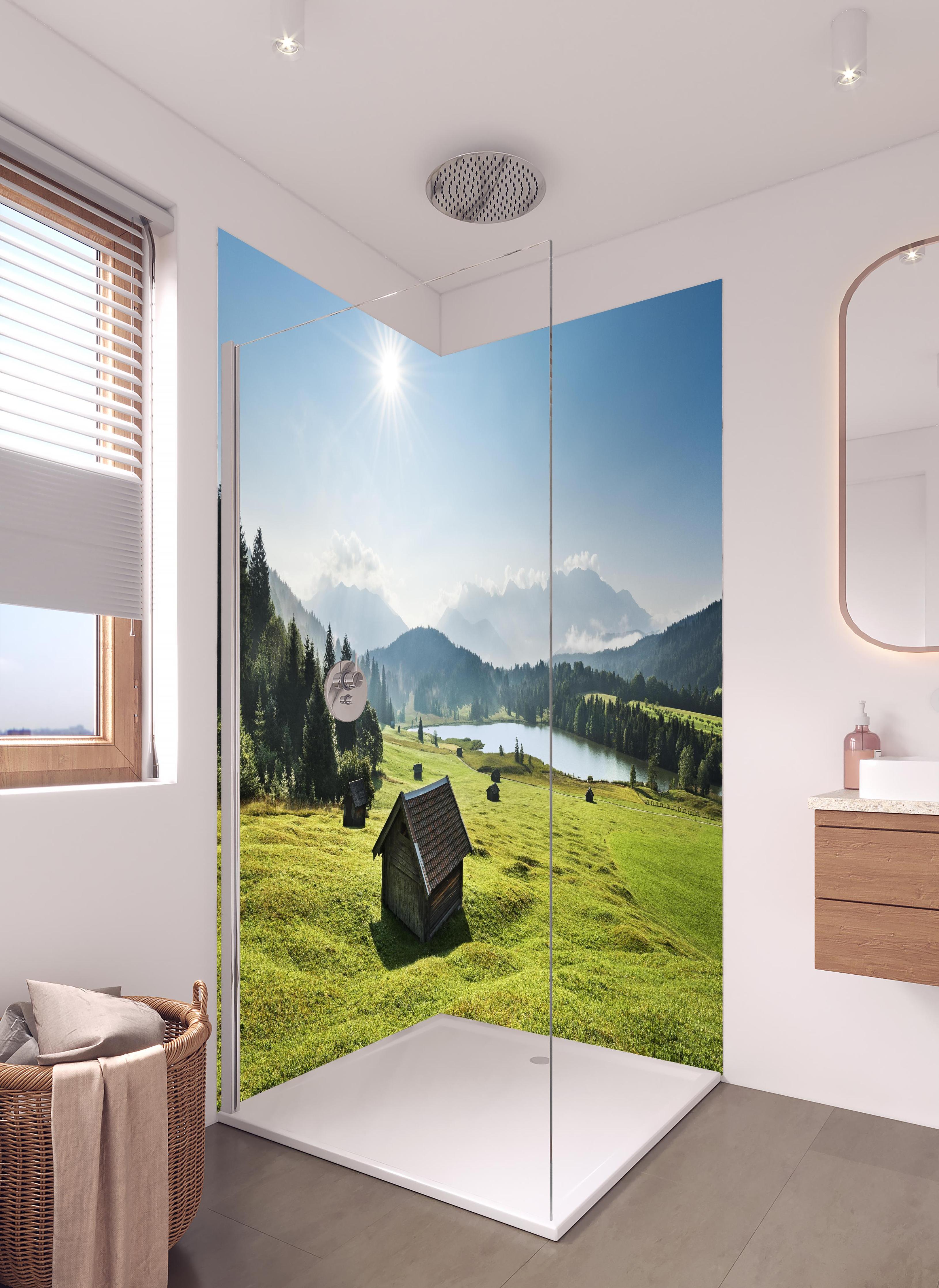 Duschrückwand - Idyllische Alpenlandschaft, grüne Wiesen, Bergsee in hellem Badezimmer mit Regenduschkopf - zweiteilige Eck-Duschrückwand