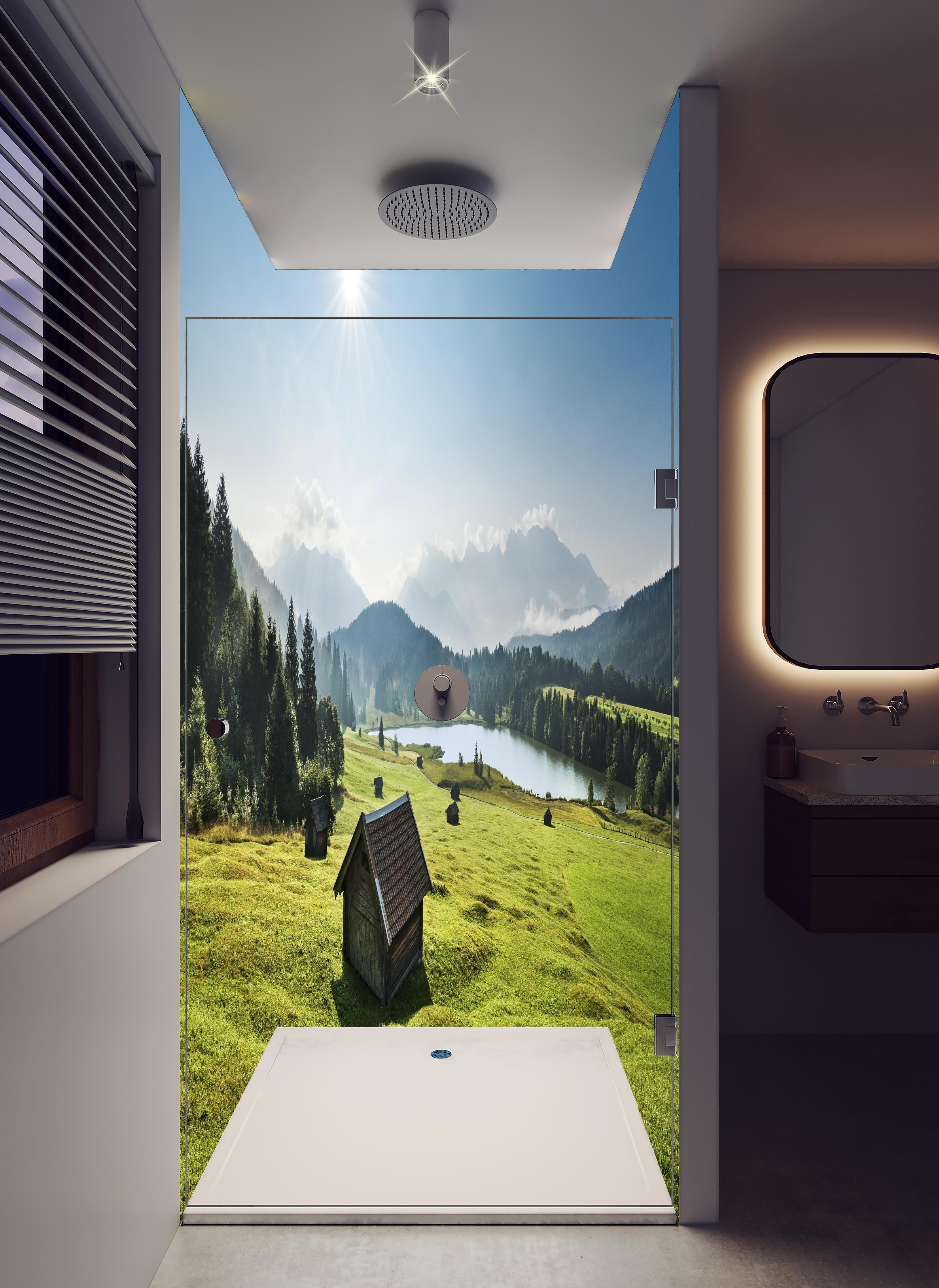 Duschrückwand - Idyllische Alpenlandschaft, grüne Wiesen, Bergsee in hellem Badezimmer mit Regenduschkopf - zweiteilige Eck-Duschrückwand