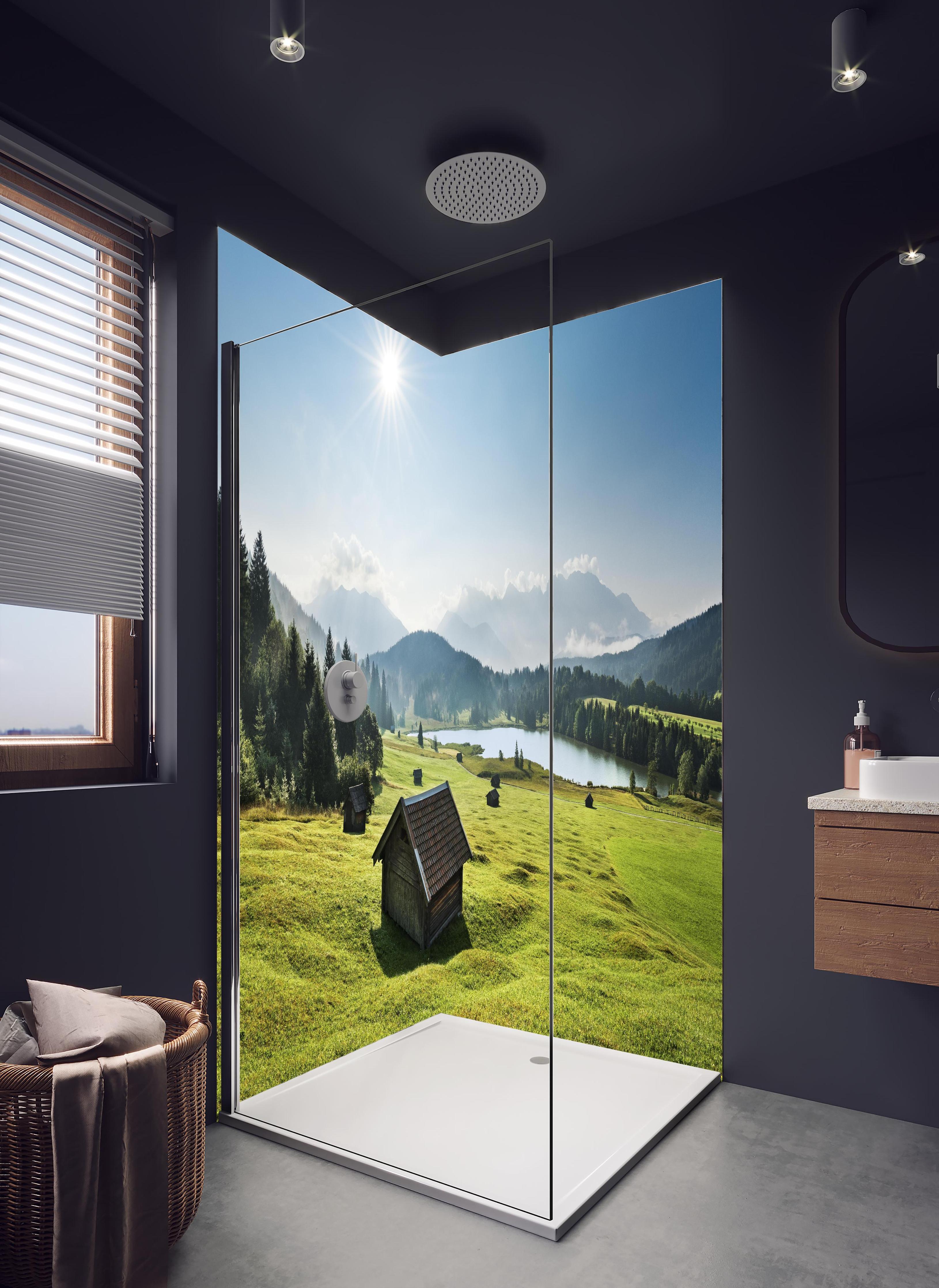 Duschrückwand - Idyllische Alpenlandschaft, grüne Wiesen, Bergsee in hellem Badezimmer mit Regenduschkopf - zweiteilige Eck-Duschrückwand