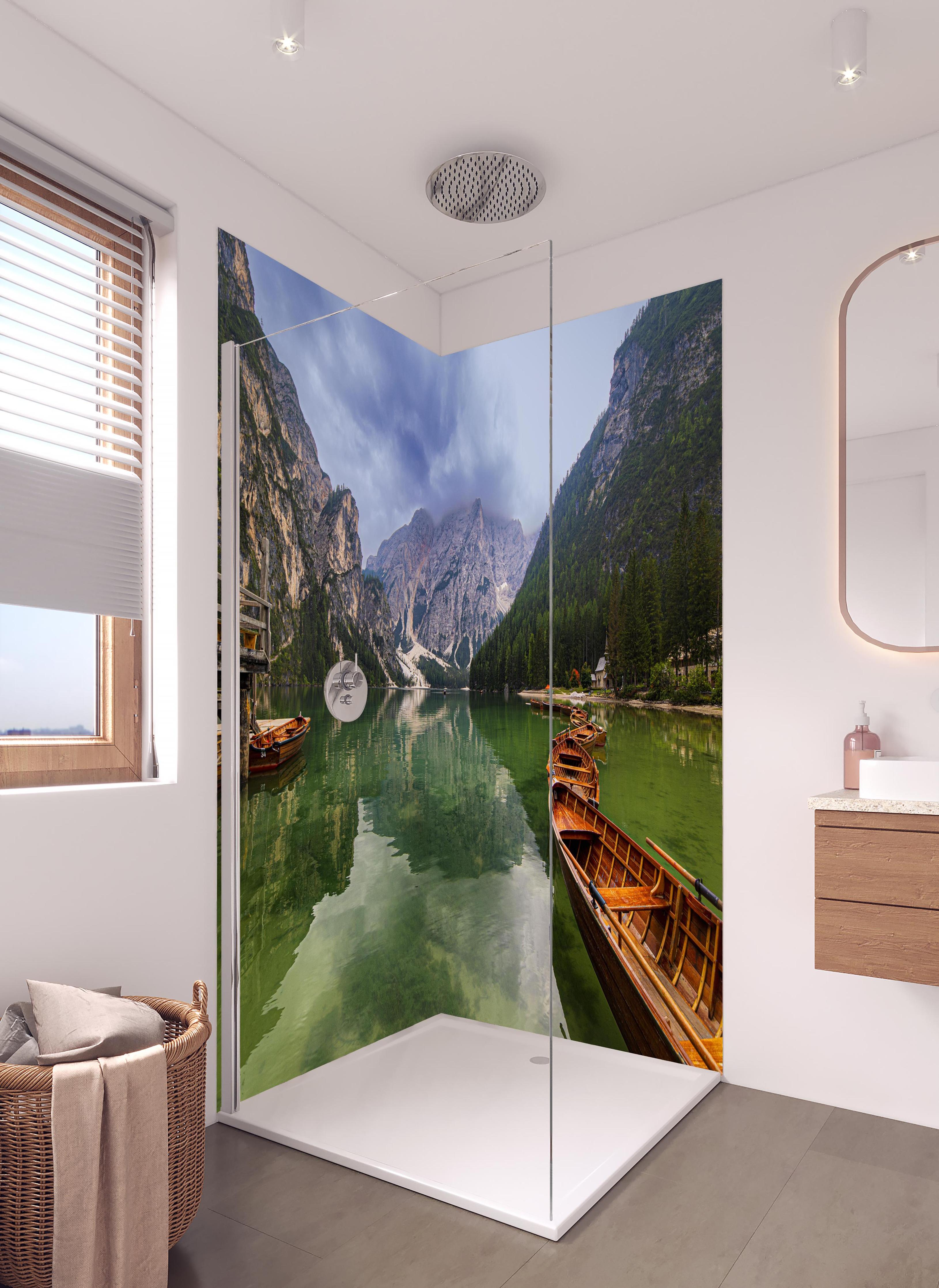 Duschrückwand - Idyllische Bergsee-Landschaft Dolomiten in hellem Badezimmer mit Regenduschkopf - zweiteilige Eck-Duschrückwand