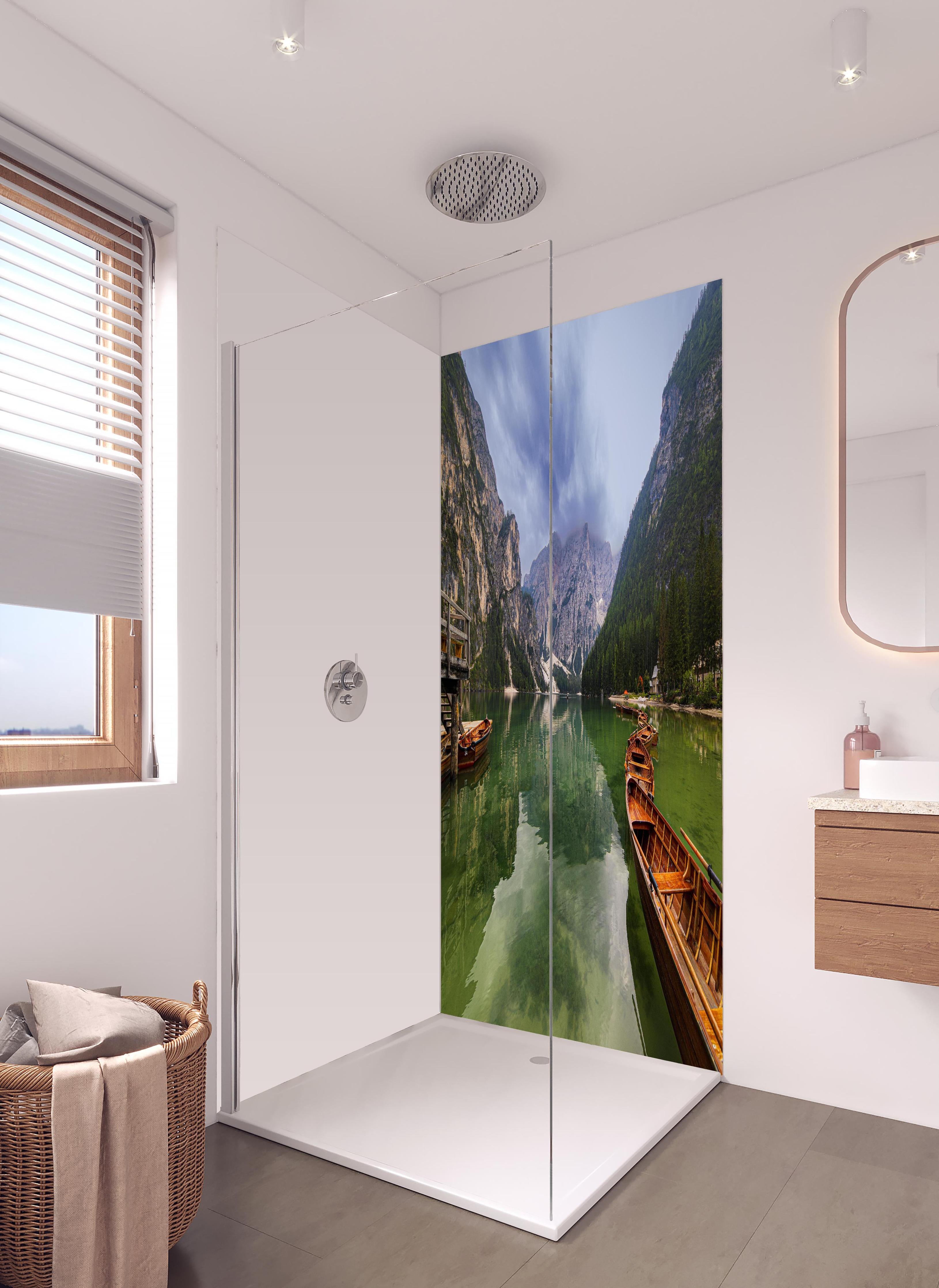 Duschrückwand - Idyllische Bergsee-Landschaft Dolomiten in hellem Badezimmer mit Regenduschkopf - zweiteilige Eck-Duschrückwand