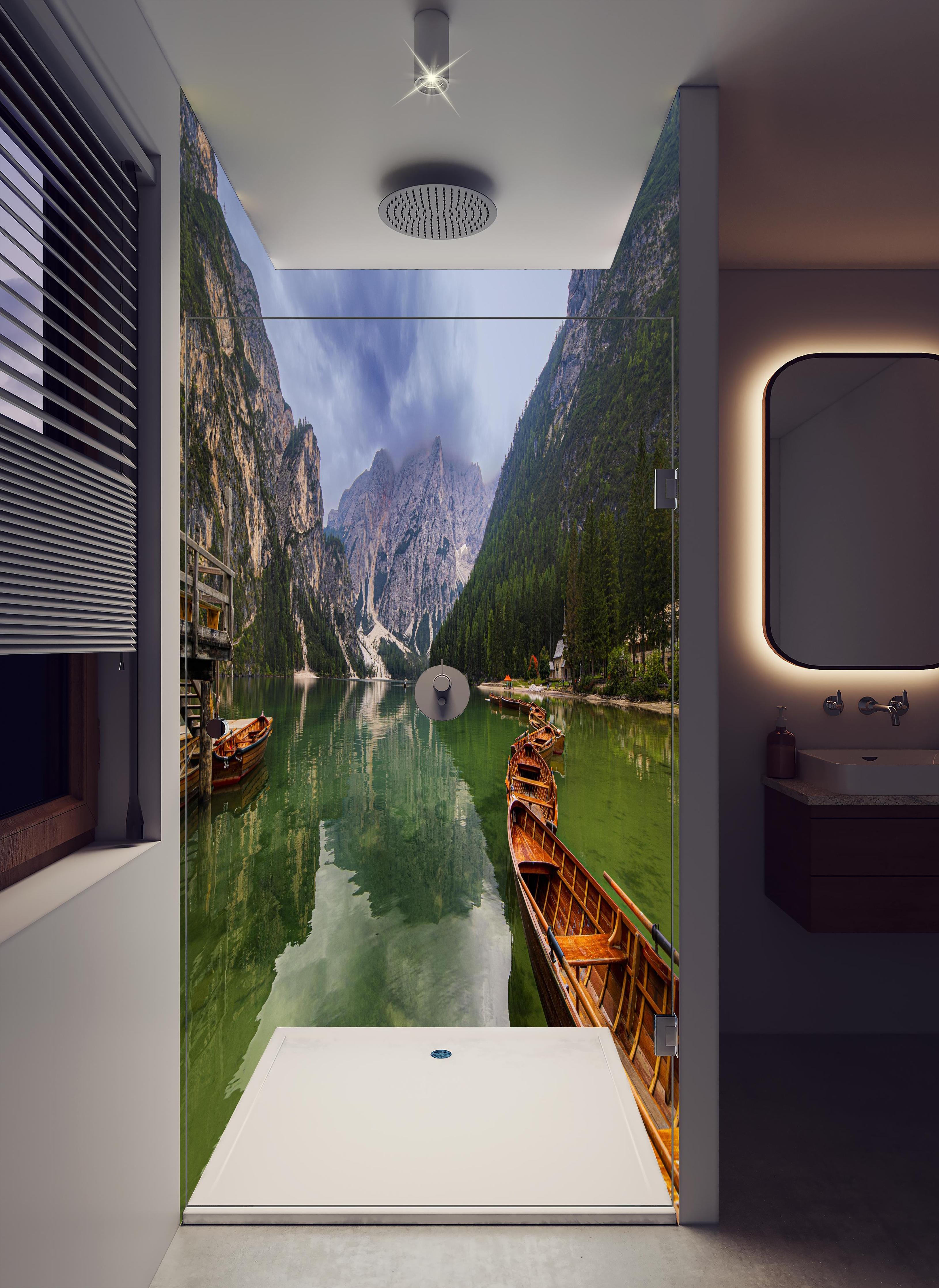 Duschrückwand - Idyllische Bergsee-Landschaft Dolomiten in hellem Badezimmer mit Regenduschkopf - zweiteilige Eck-Duschrückwand