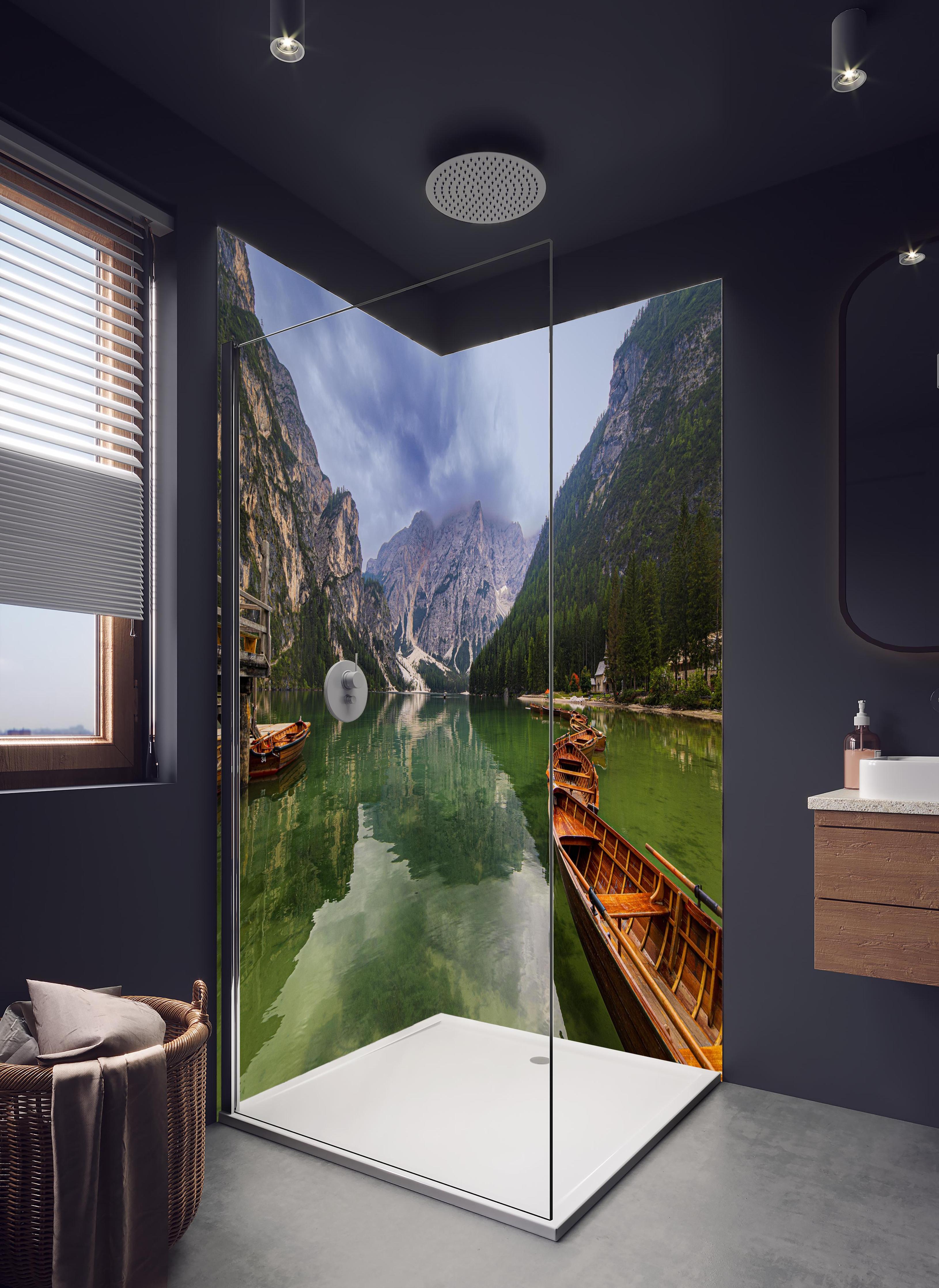 Duschrückwand - Idyllische Bergsee-Landschaft Dolomiten in hellem Badezimmer mit Regenduschkopf - zweiteilige Eck-Duschrückwand