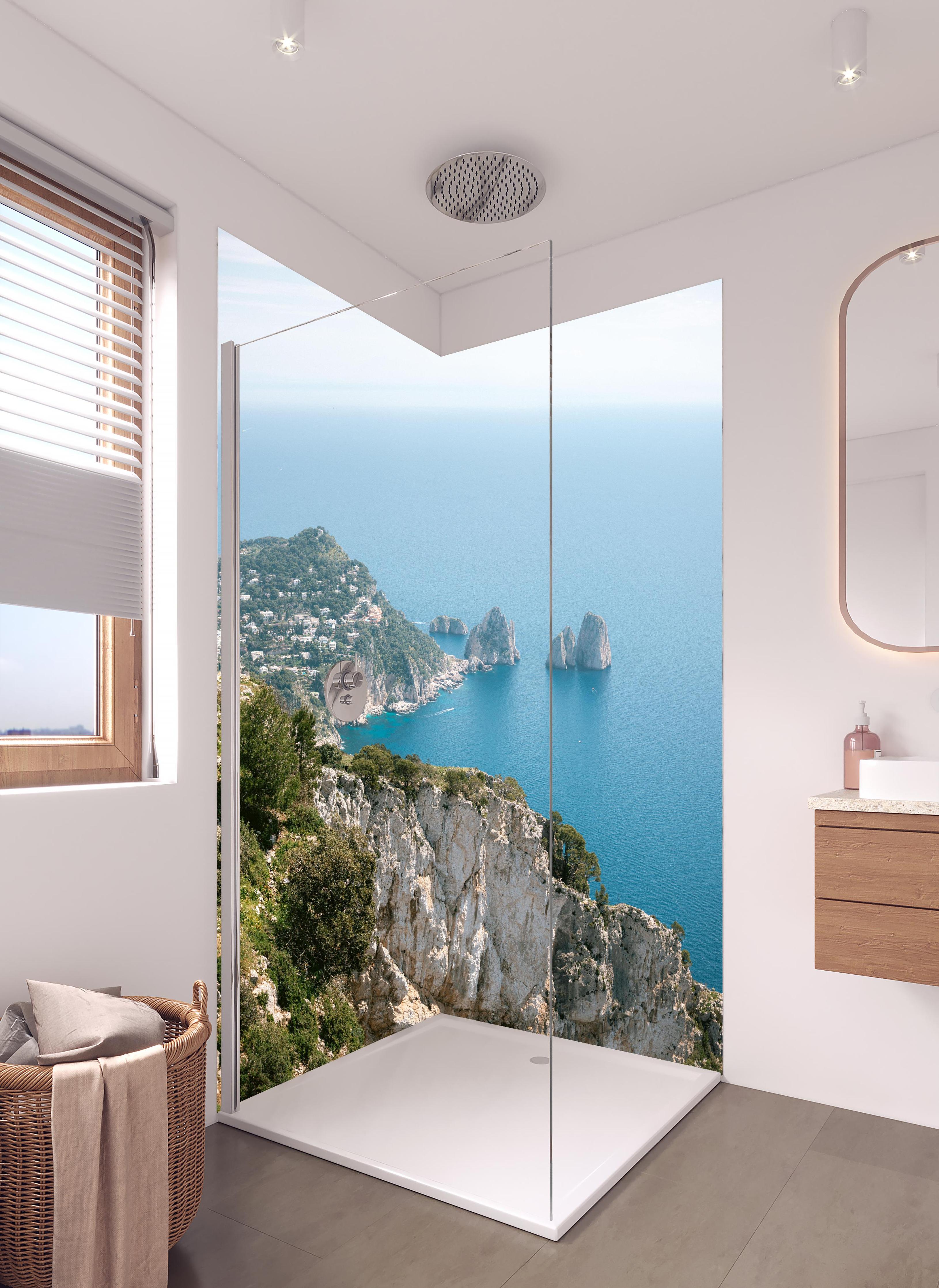 Duschrückwand - Idyllische Capri Küste und blaues Meer in hellem Badezimmer mit Regenduschkopf - zweiteilige Eck-Duschrückwand