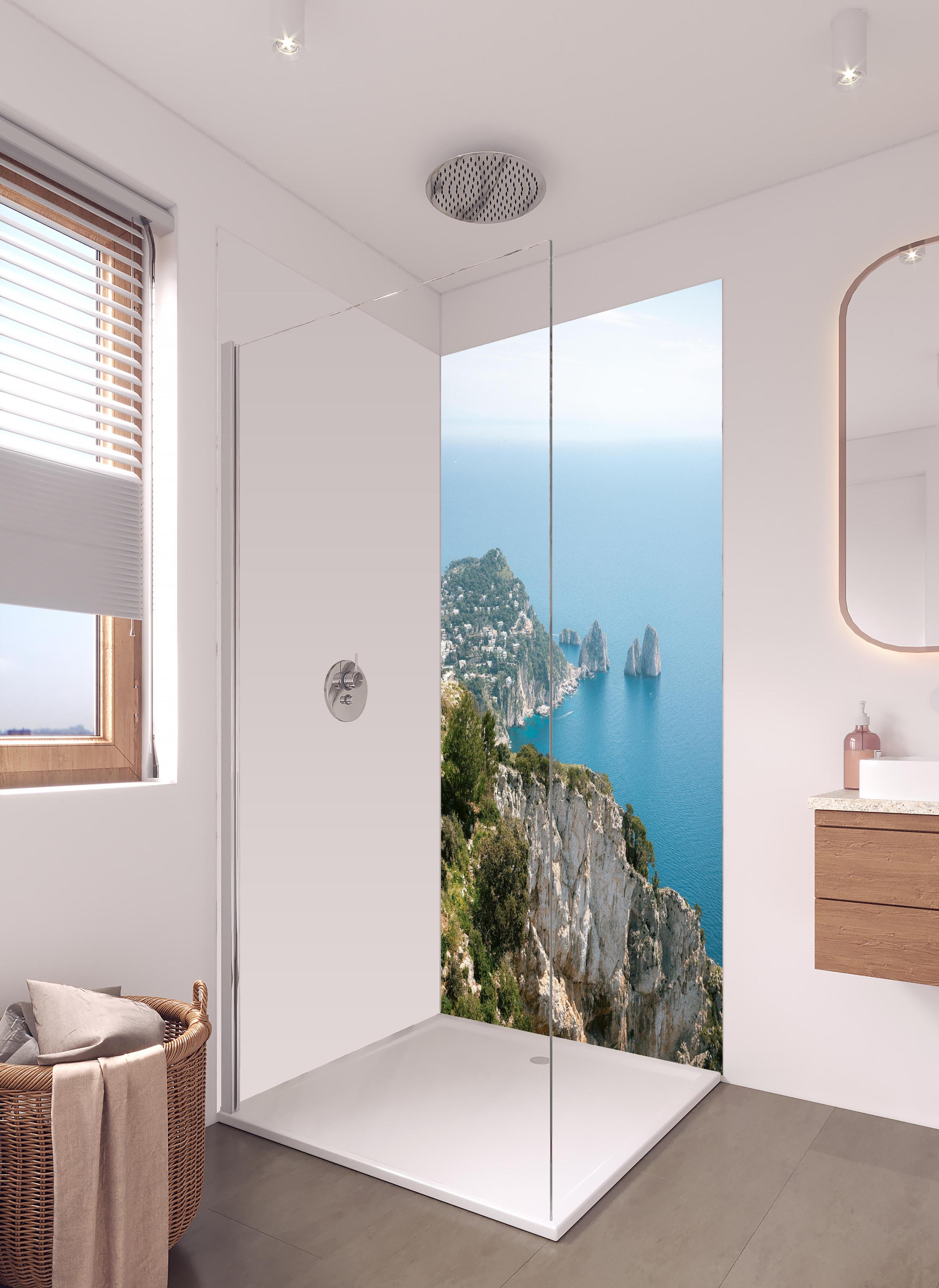 Duschrückwand - Idyllische Capri Küste und blaues Meer in hellem Badezimmer mit Regenduschkopf - zweiteilige Eck-Duschrückwand