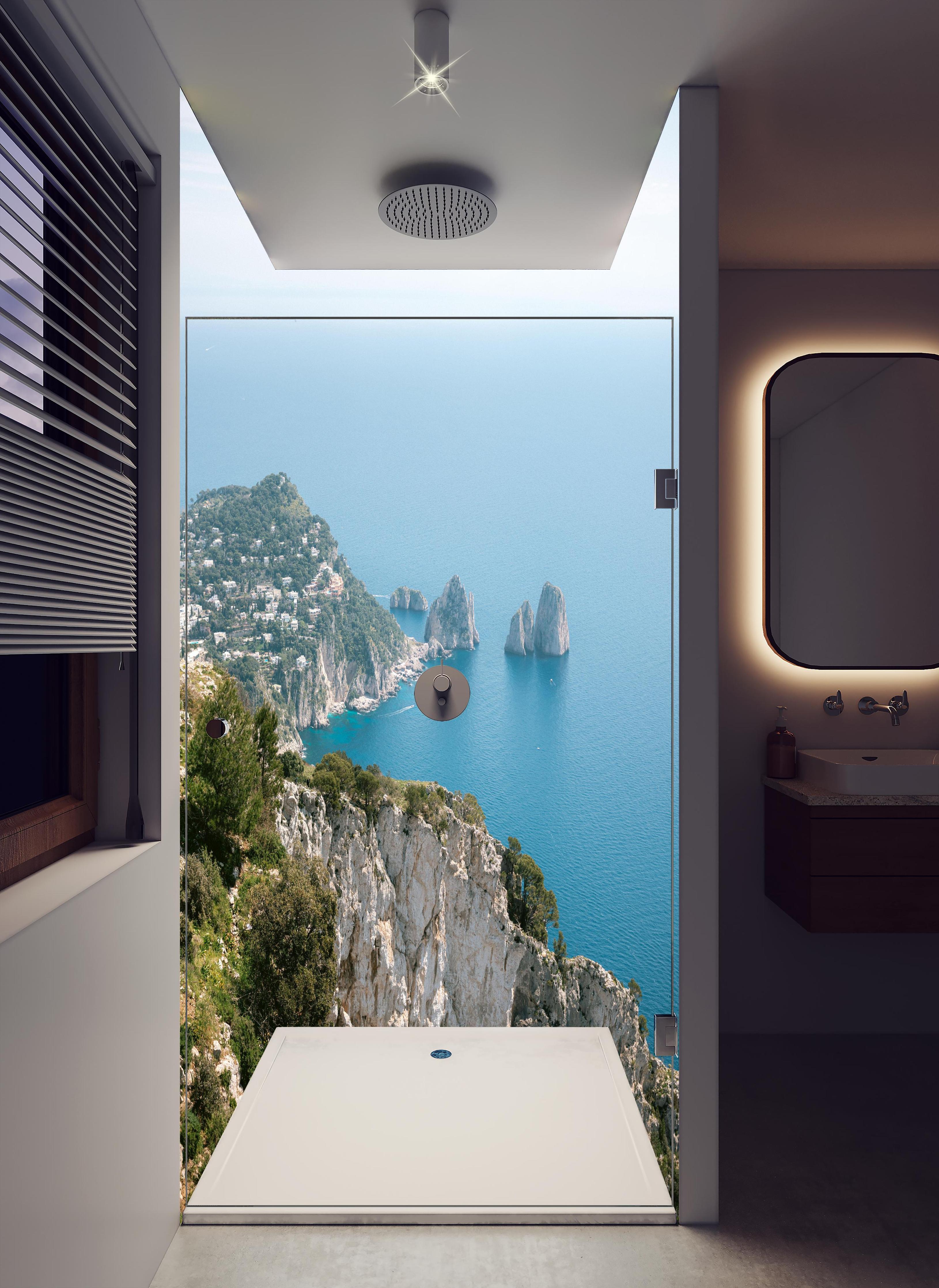 Duschrückwand - Idyllische Capri Küste und blaues Meer in hellem Badezimmer mit Regenduschkopf - zweiteilige Eck-Duschrückwand