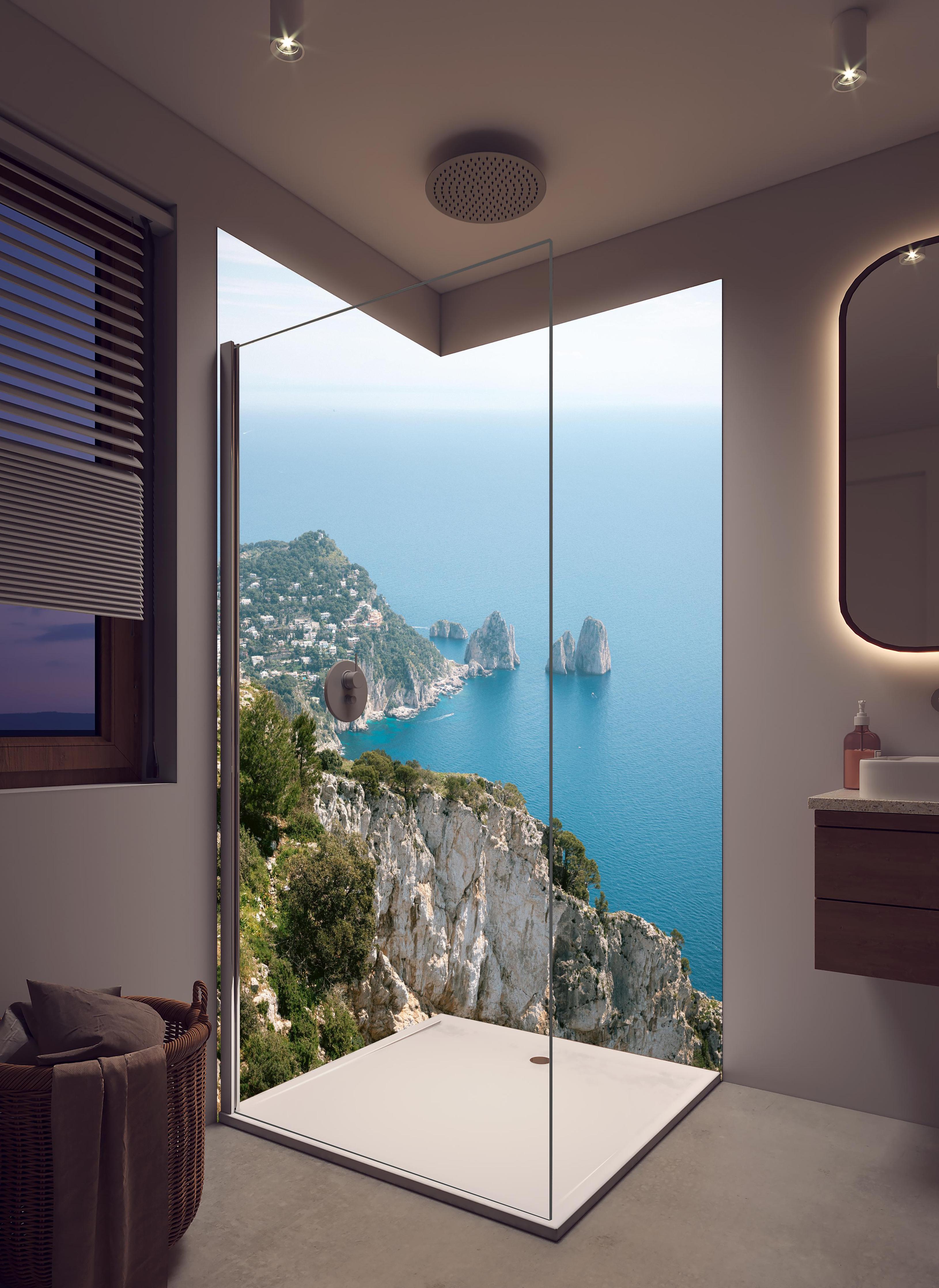 Duschrückwand - Idyllische Capri Küste und blaues Meer in hellem Badezimmer mit Regenduschkopf - zweiteilige Eck-Duschrückwand