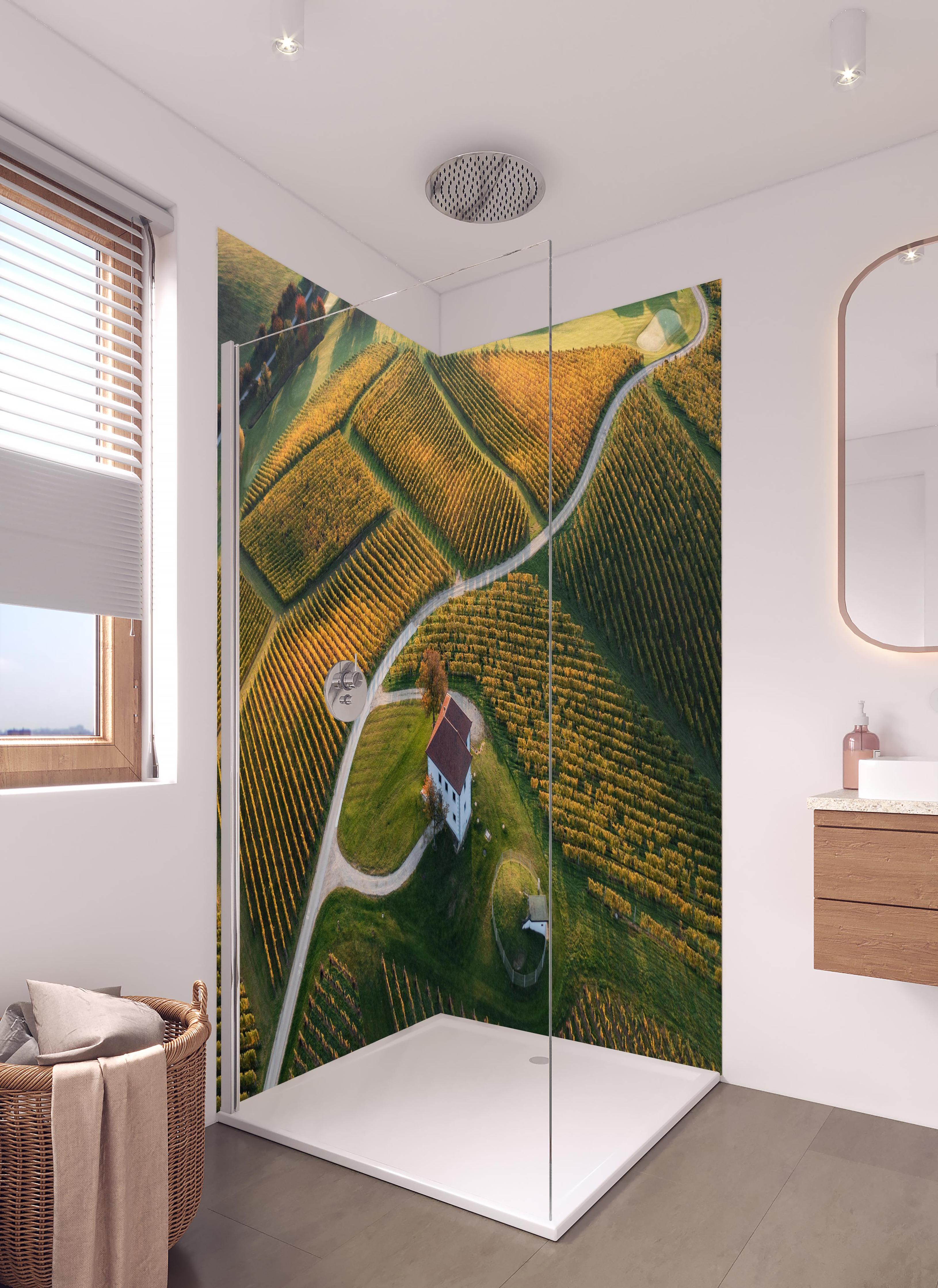 Duschrückwand - Idyllische Landschaft Grüne Hügel Felder in hellem Badezimmer mit Regenduschkopf - zweiteilige Eck-Duschrückwand