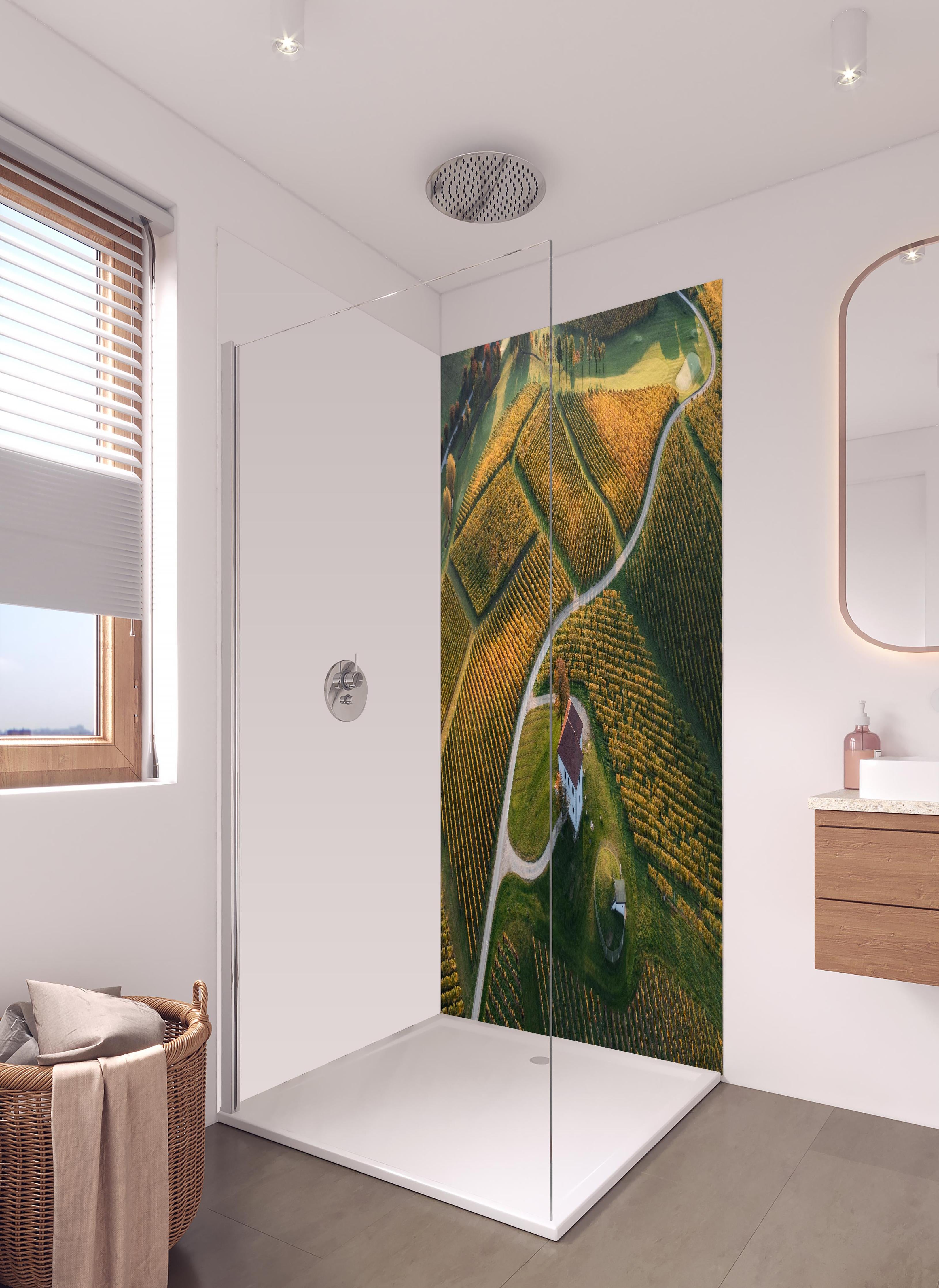 Duschrückwand - Idyllische Landschaft Grüne Hügel Felder in hellem Badezimmer mit Regenduschkopf - zweiteilige Eck-Duschrückwand