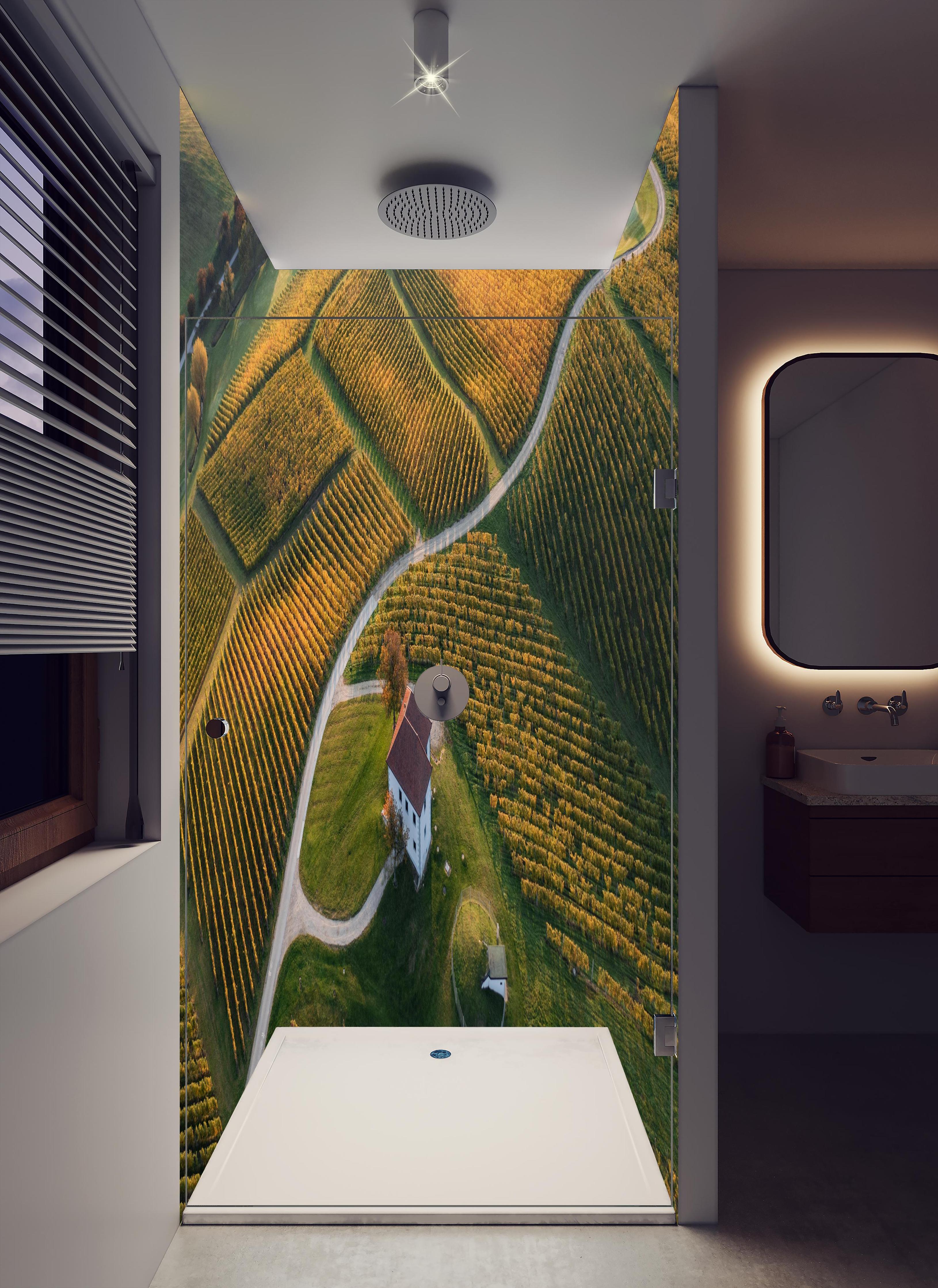 Duschrückwand - Idyllische Landschaft Grüne Hügel Felder in hellem Badezimmer mit Regenduschkopf - zweiteilige Eck-Duschrückwand