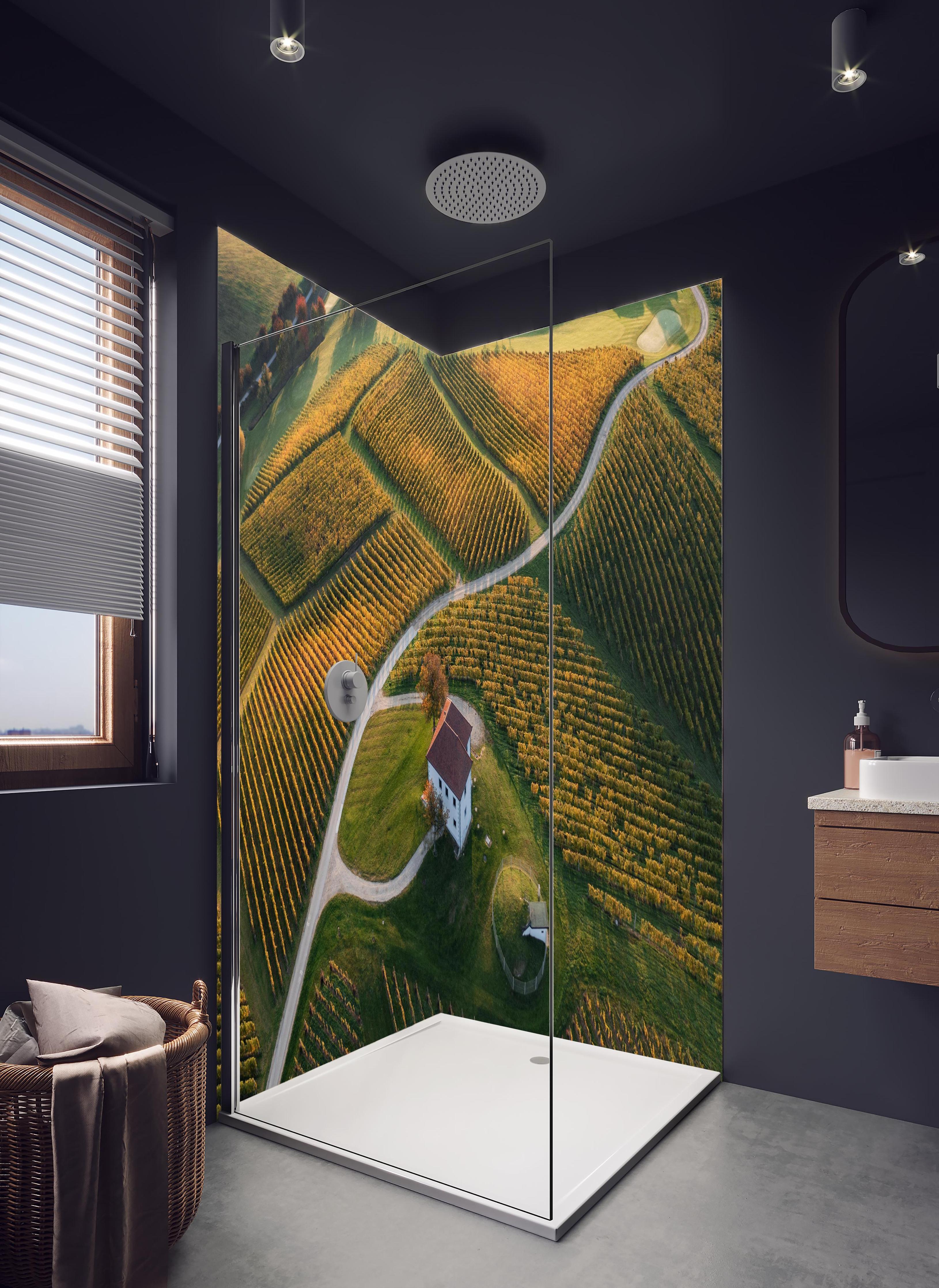 Duschrückwand - Idyllische Landschaft Grüne Hügel Felder in hellem Badezimmer mit Regenduschkopf - zweiteilige Eck-Duschrückwand